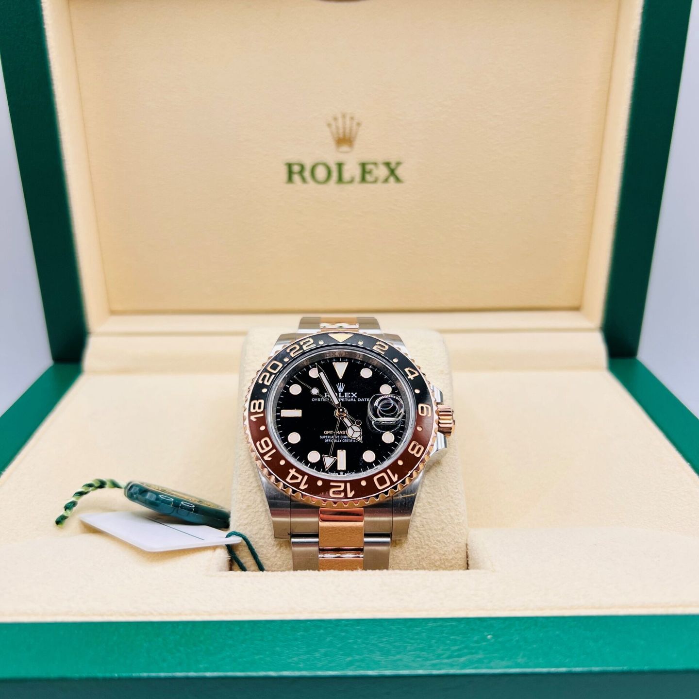 Rolex GMT-Master II 126711CHNR (2020) - Black dial 40 mm Gold/Steel case (2/4)