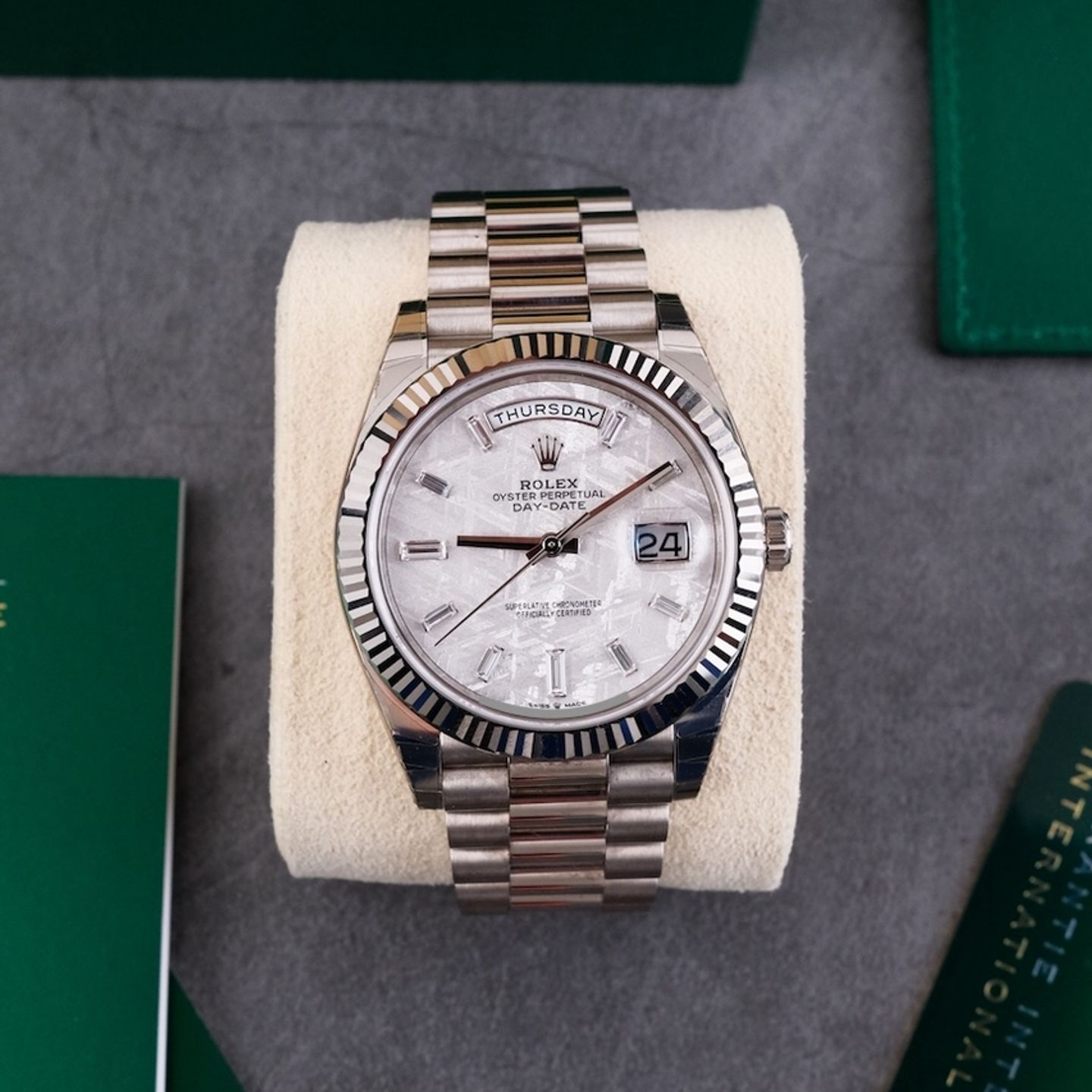Rolex Day-Date 40 228239 (2021) - 40mm Witgoud (3/8)