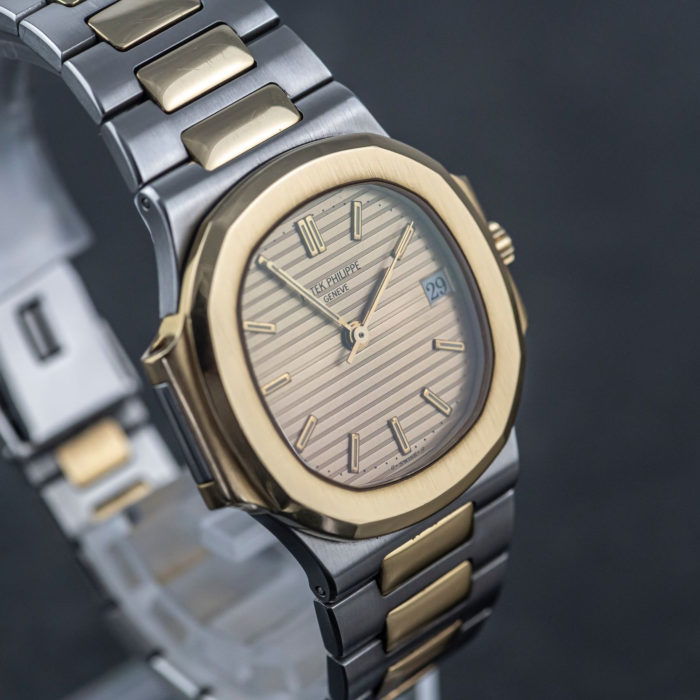 Patek Philippe Nautilus 3800/1JA (1991) - Champagne wijzerplaat 37mm Goud/Staal (7/8)