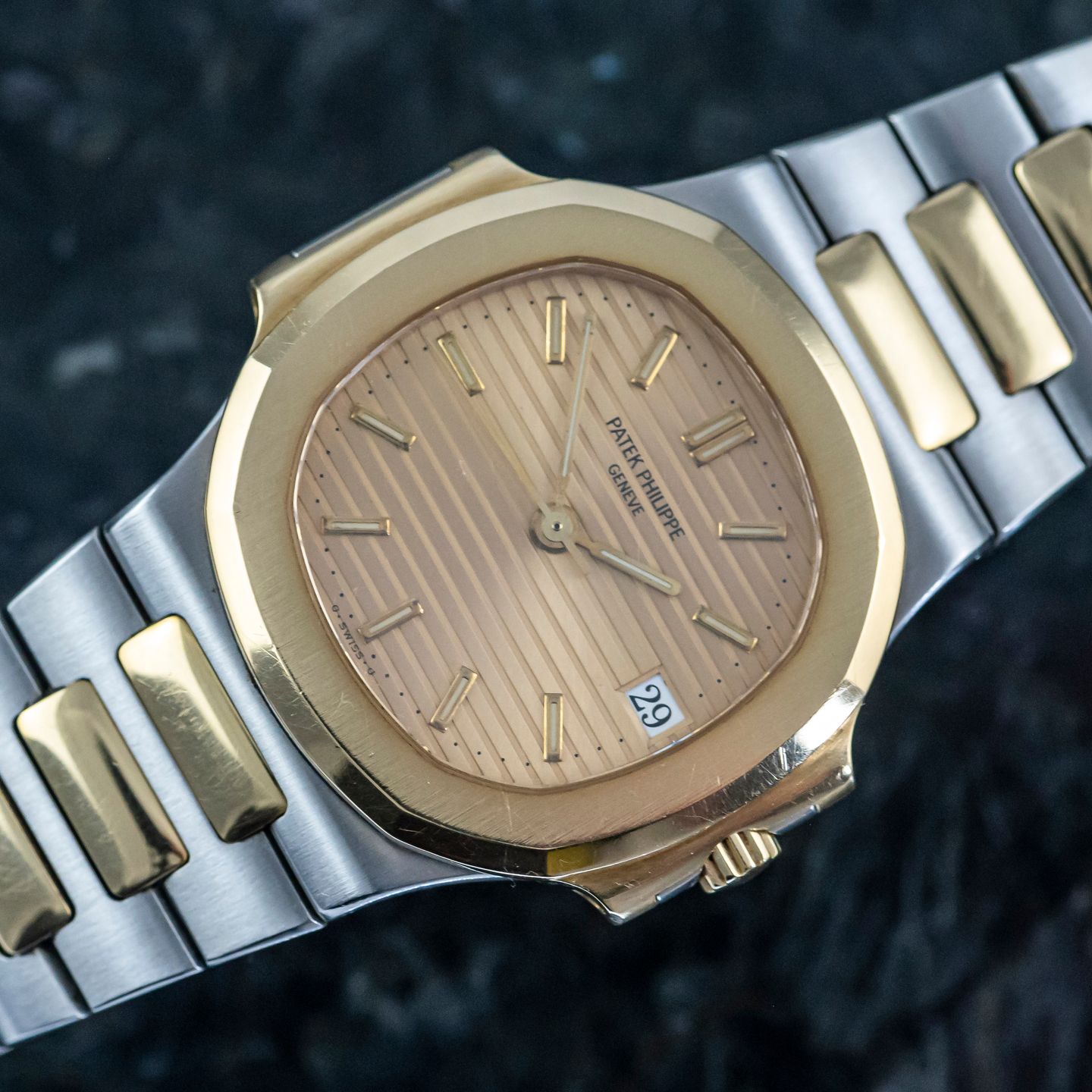 Patek Philippe Nautilus 3800/1JA (1991) - Champagne wijzerplaat 37mm Goud/Staal (1/8)