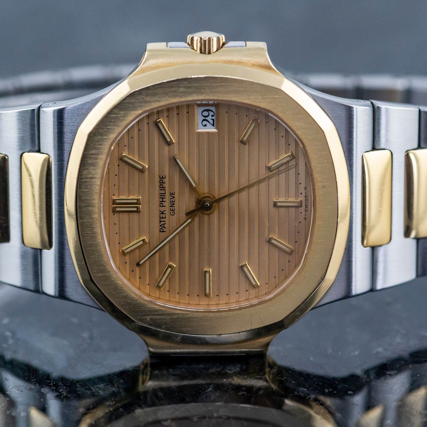 Patek Philippe Nautilus 3800/1JA (1991) - Champagne wijzerplaat 37mm Goud/Staal (2/8)