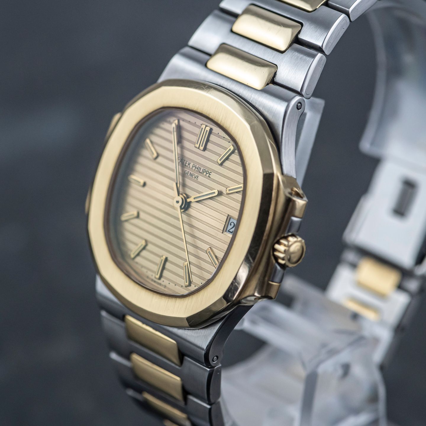 Patek Philippe Nautilus 3800/1JA (1991) - Champagne wijzerplaat 37mm Goud/Staal (8/8)