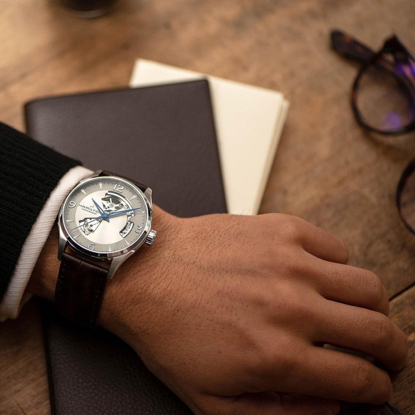Hamilton Jazzmaster Open Heart H32705521 (2026) - Zilver wijzerplaat 42mm Staal (2/5)