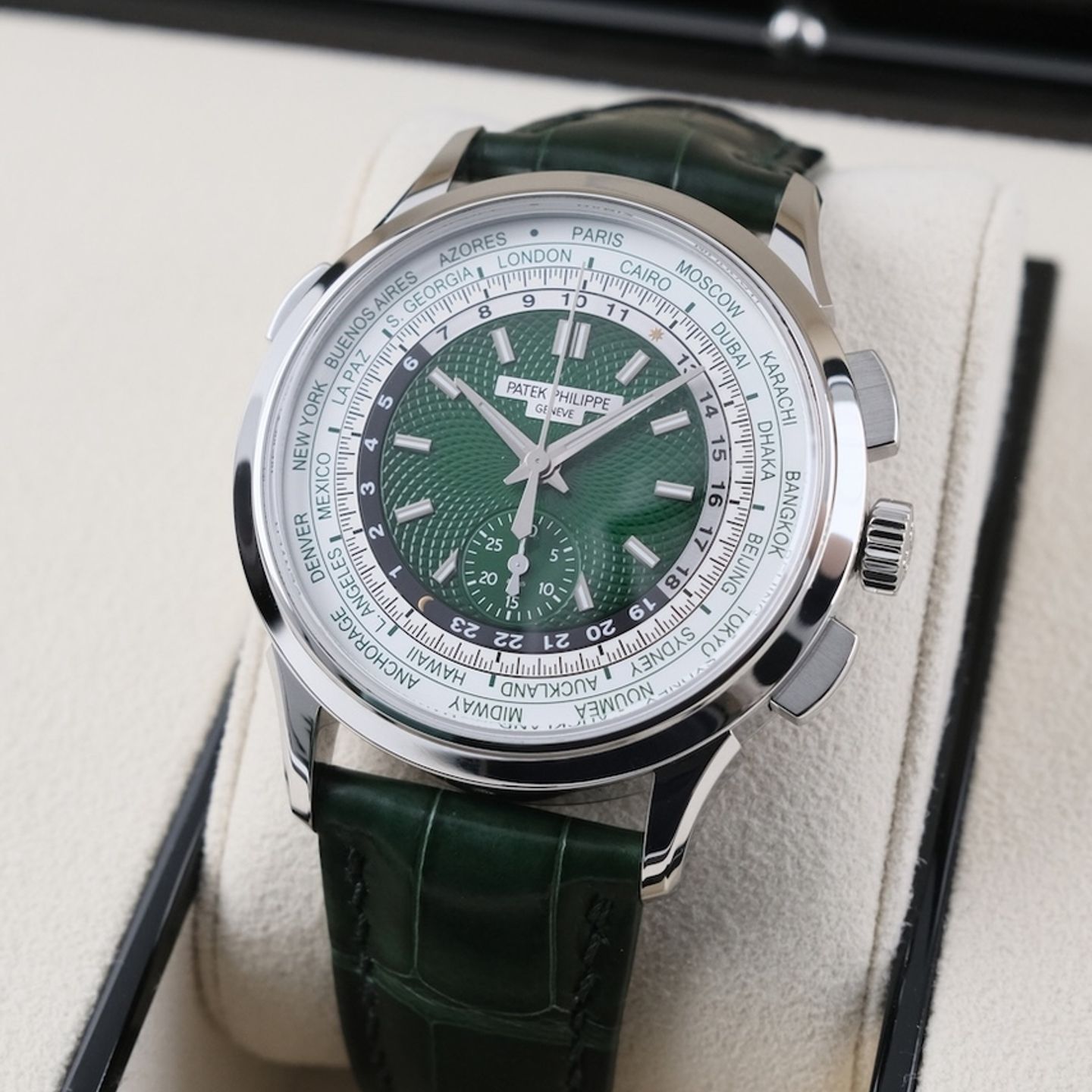 Patek Philippe World Time Chronograph 5930P-001 (2022) - Green dial 40 mm Platinum case (2/8)