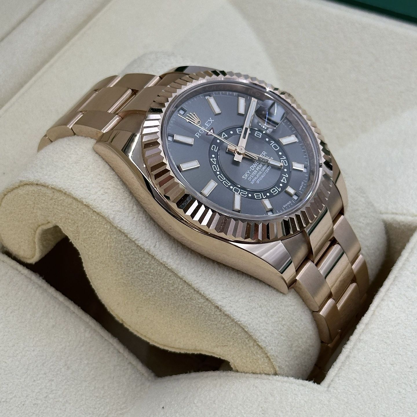 Rolex Sky-Dweller 326935 (Unknown (random serial)) - Grey dial 42 mm Rose Gold case (6/8)