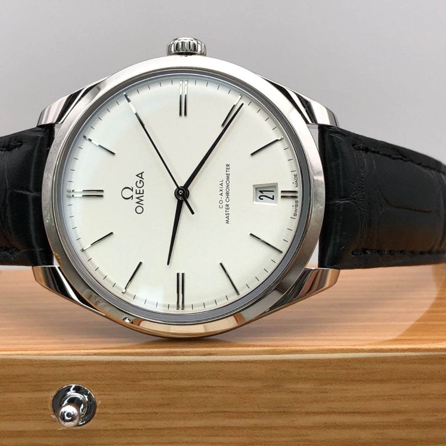 Omega De Ville Trésor 435.13.40.21.02.001 (2024) - Silver dial 40 mm Steel case (7/8)