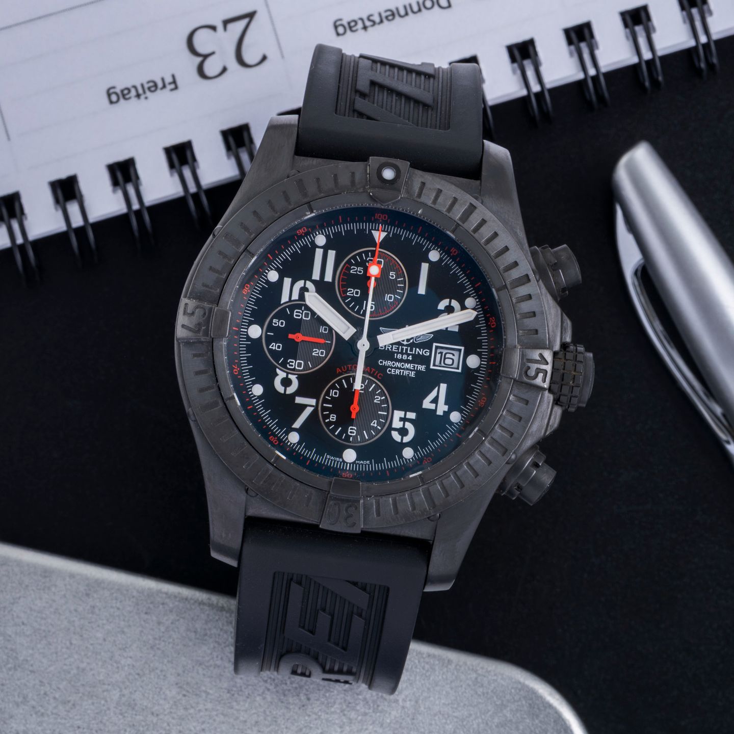 Breitling Super Avenger M13370 (2009) - Black dial 48 mm Steel case (1/8)