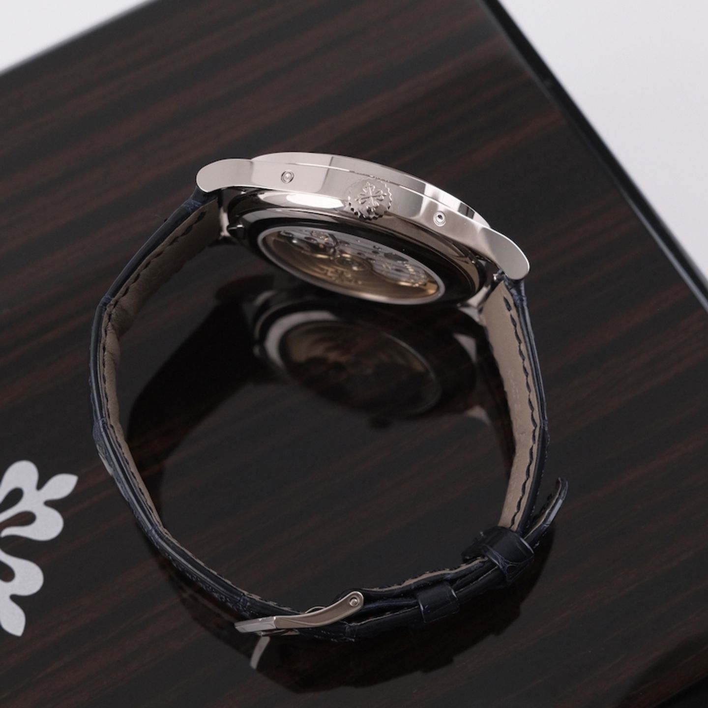 Patek Philippe Annual Calendar 5396G-017 (2025) - Blauw wijzerplaat 39mm Witgoud (6/8)