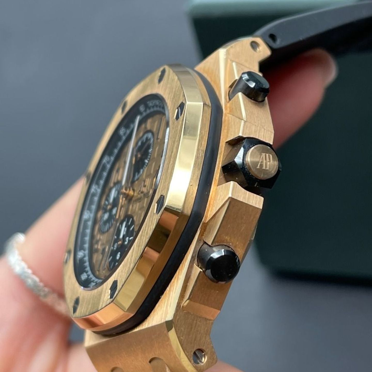 Audemars Piguet Royal Oak Offshore 26470OR.OO.A002CR.01 (2023) - Gold dial 42 mm Rose Gold case (4/8)