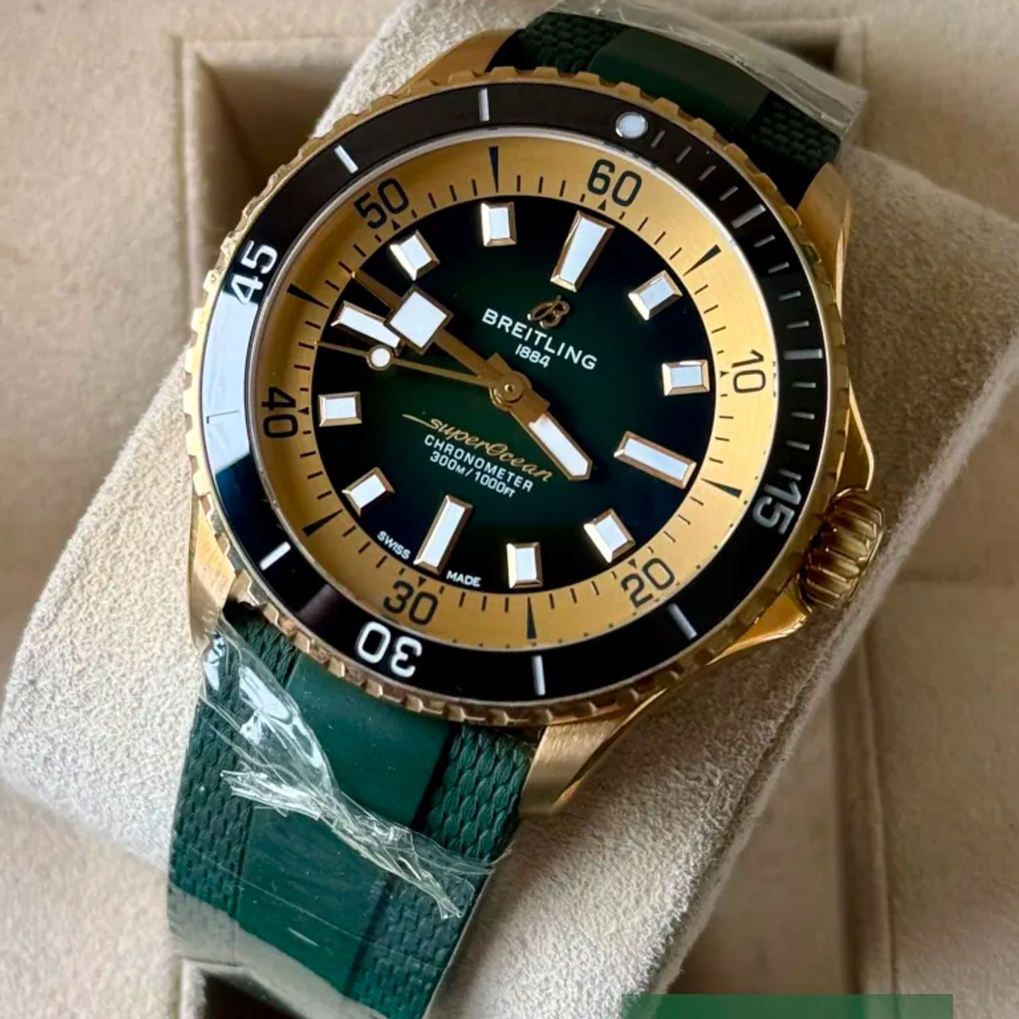 Breitling Superocean 42 N17375201L1S1 (Unknown (random serial)) - Green dial 42 mm Bronze case (2/5)