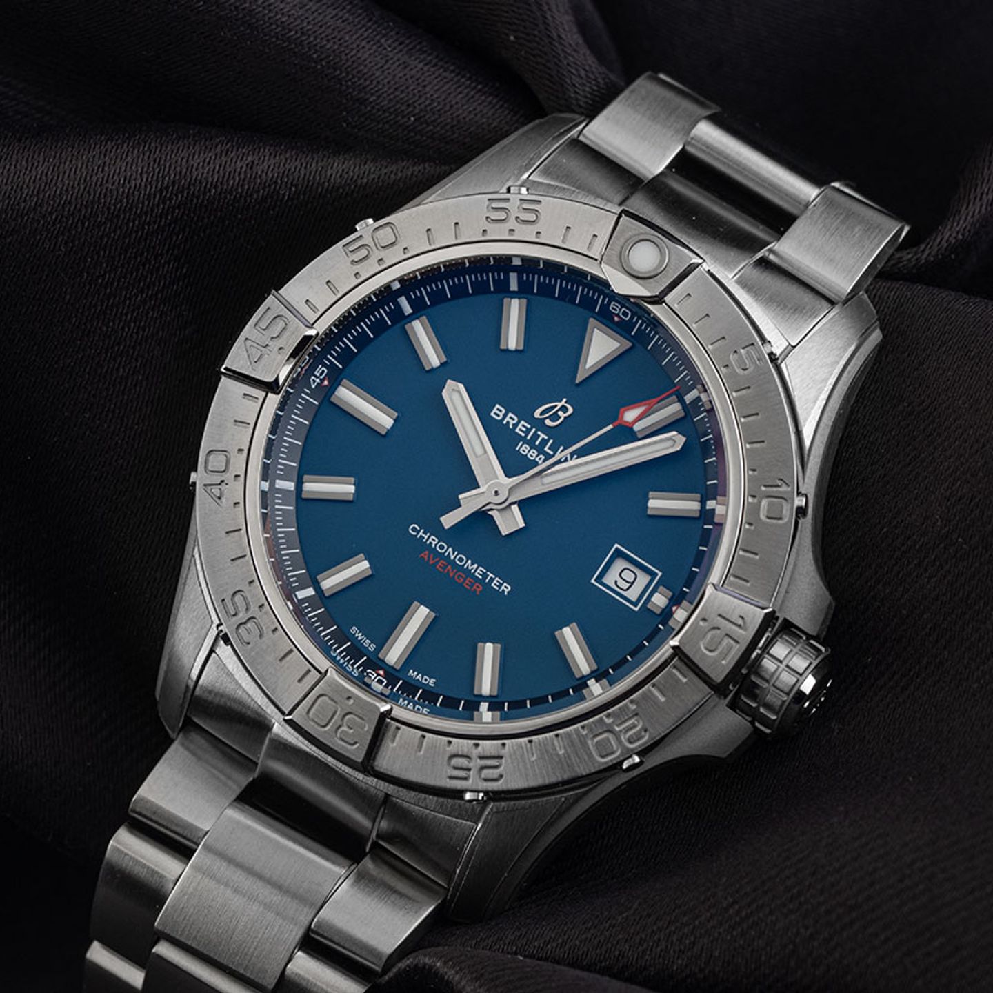 Breitling Avenger A17328101C1A1 (2025) - Blue dial 42 mm Steel case (3/7)