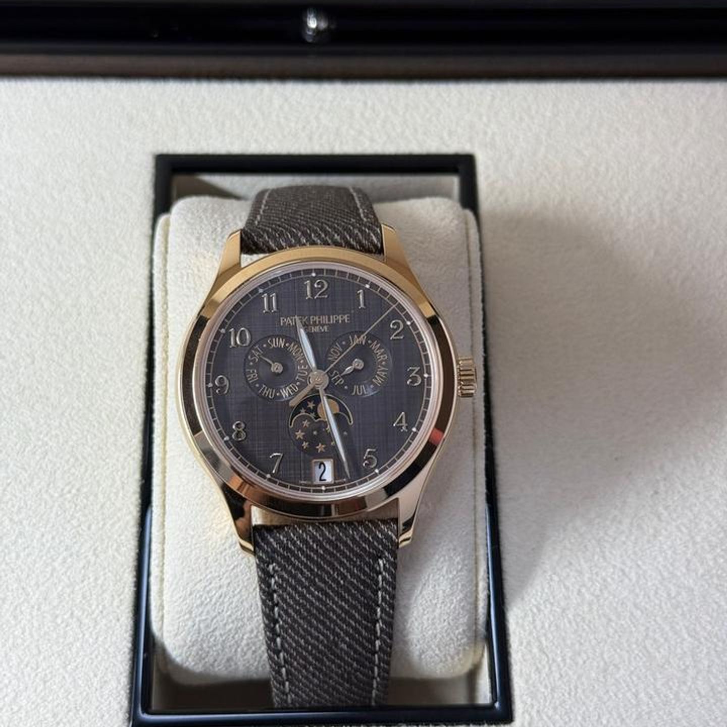 Patek Philippe Complications 4946R-001 (2025) - 38mm Roségoud (9/10)