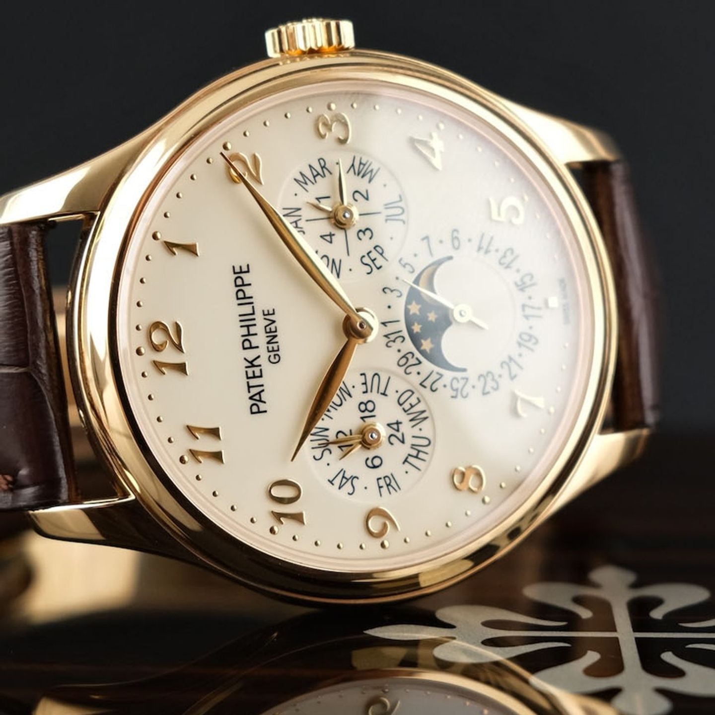 Patek Philippe Perpetual Calendar 5327J (2018) - White dial 39 mm Yellow Gold case (5/8)