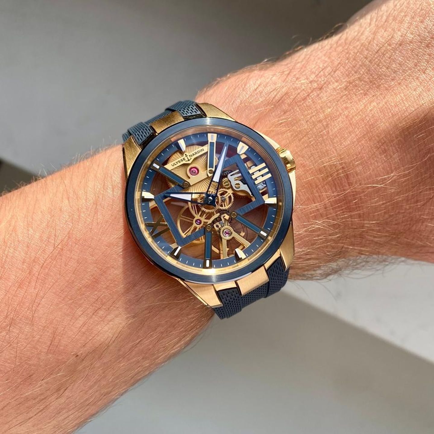 Ulysse Nardin Executive 3716-260/03 (2019) - Transparent dial 42 mm Rose Gold case (2/8)