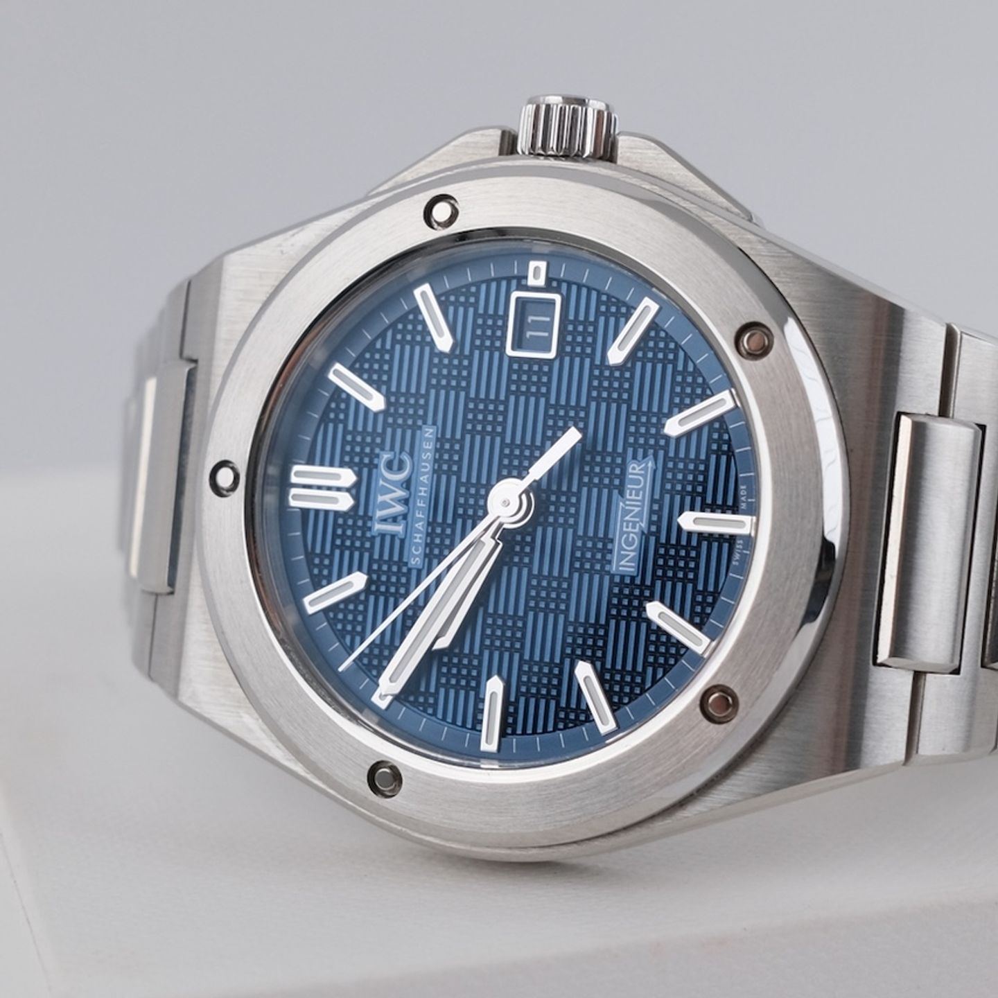 IWC Ingenieur Automatic IW328907 (2025) - Blue dial 40 mm Steel case (4/8)