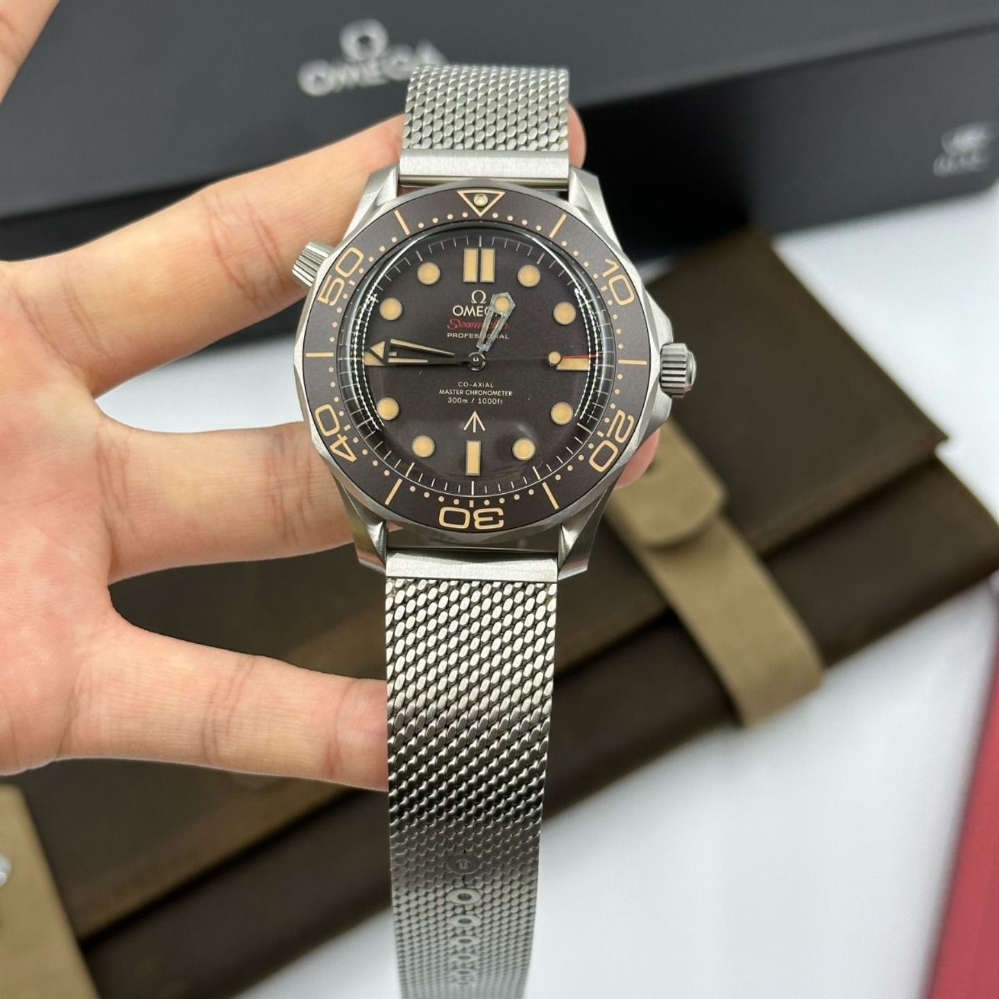 Omega Seamaster Diver 300 M 210.90.42.20.01.001 (2023) - Brown dial 42 mm Titanium case (7/8)