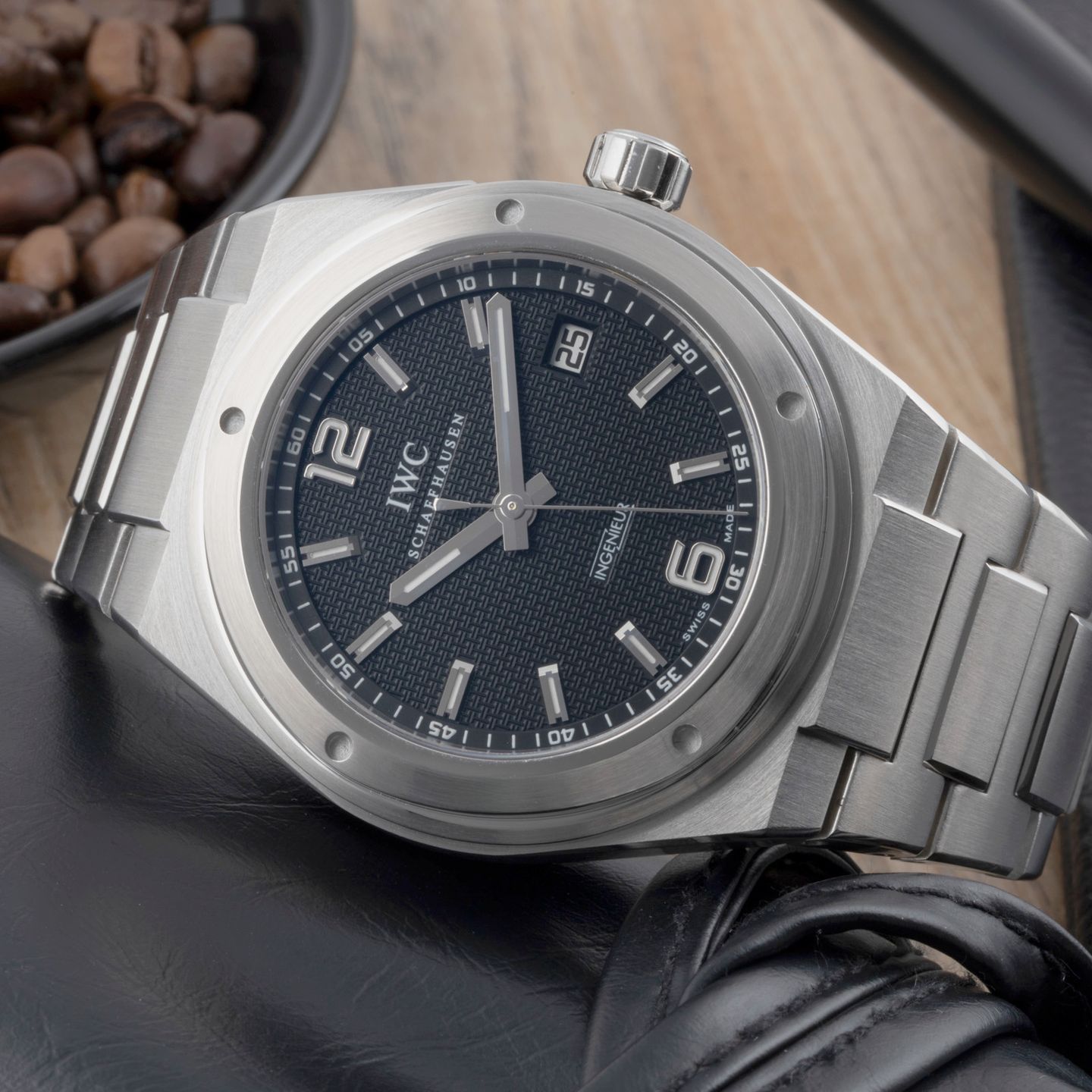 IWC Ingenieur Automatic IW322701 (Onbekend (willekeurig serienummer)) - Zwart wijzerplaat 43mm Staal (2/8)