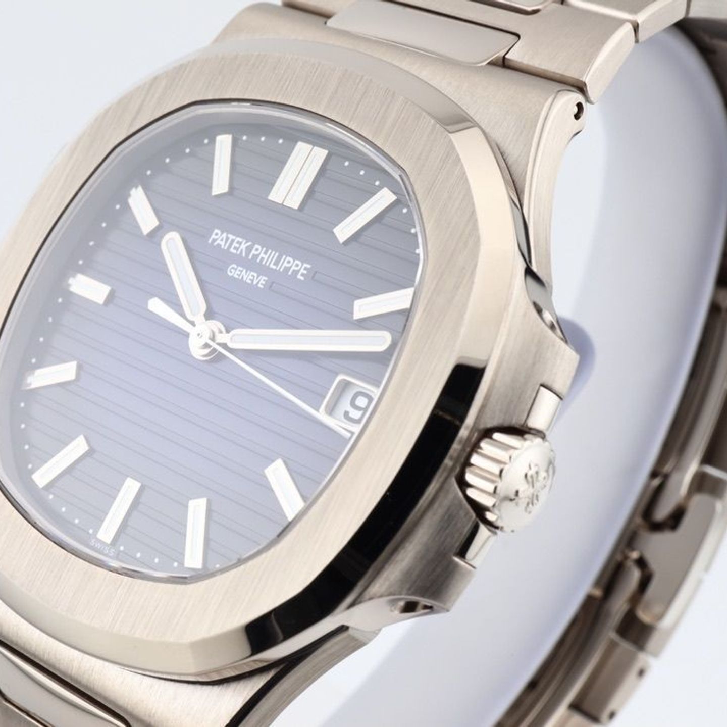 Patek Philippe Nautilus 5811/1G-001 (2022) - Blue dial 41 mm White Gold case (3/8)
