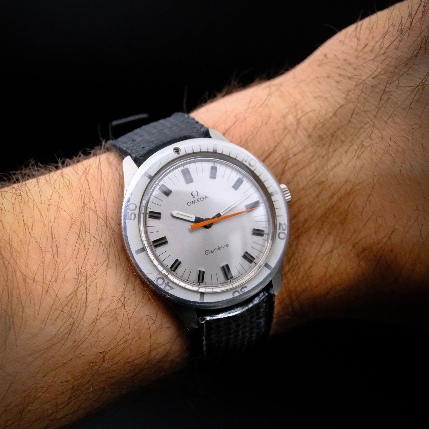 Omega Genève 135.042 (1970) - Silver dial 37 mm Steel case (2/3)