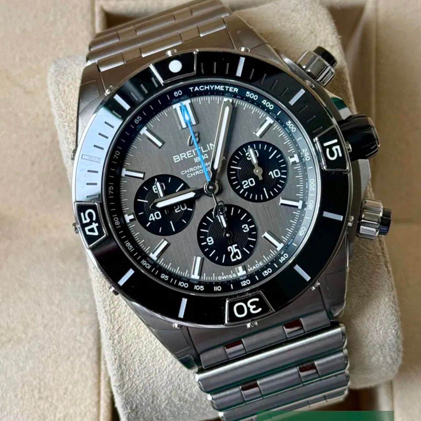 Breitling Super Chronomat EB0136251M1E1 (2024) - Grey dial 44 mm Titanium case (1/6)