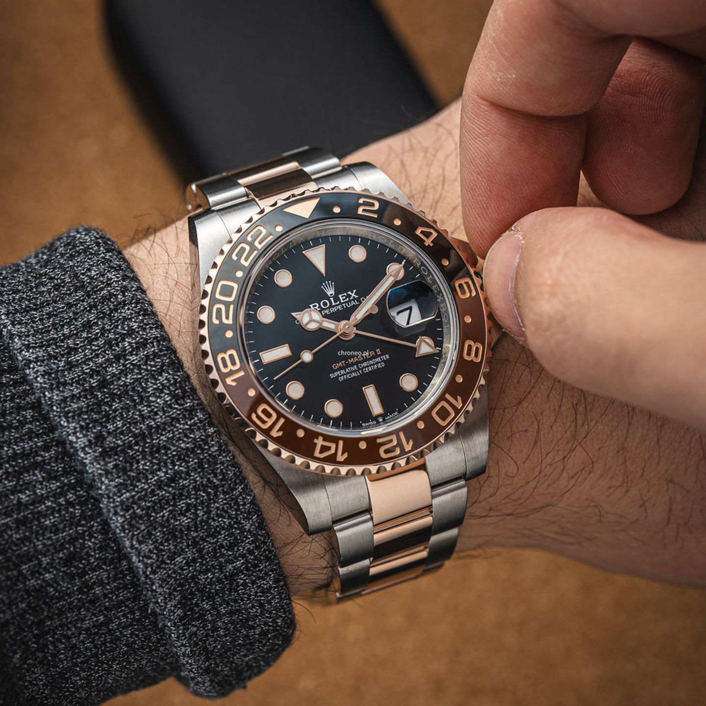 Rolex GMT-Master II 126711CHNR (2024) - Black dial 40 mm Gold/Steel case (4/8)