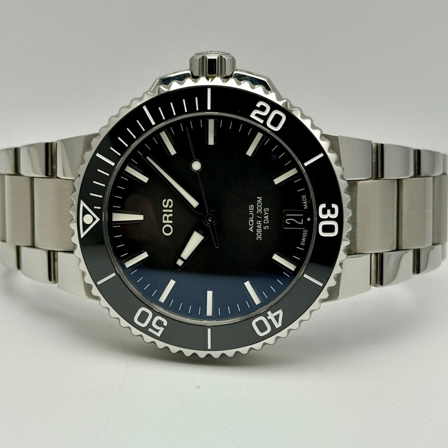 Oris Aquis Date 01 400 7769 4135-07 8 22 09PEB (2025) - Blue dial 42 mm Steel case (2/8)