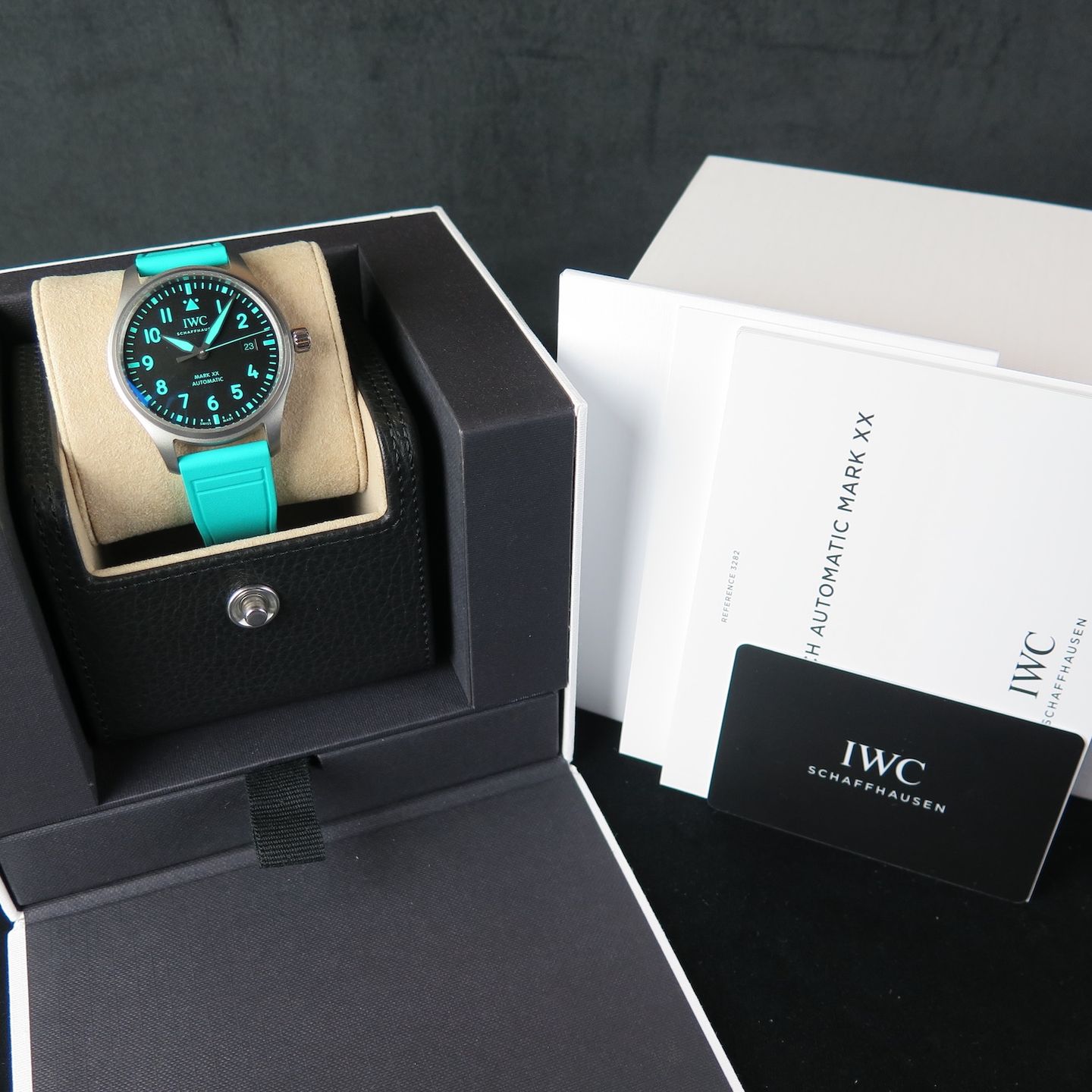 IWC Pilot Mark IW328201 (2025) - Zwart wijzerplaat 40mm Staal (8/8)
