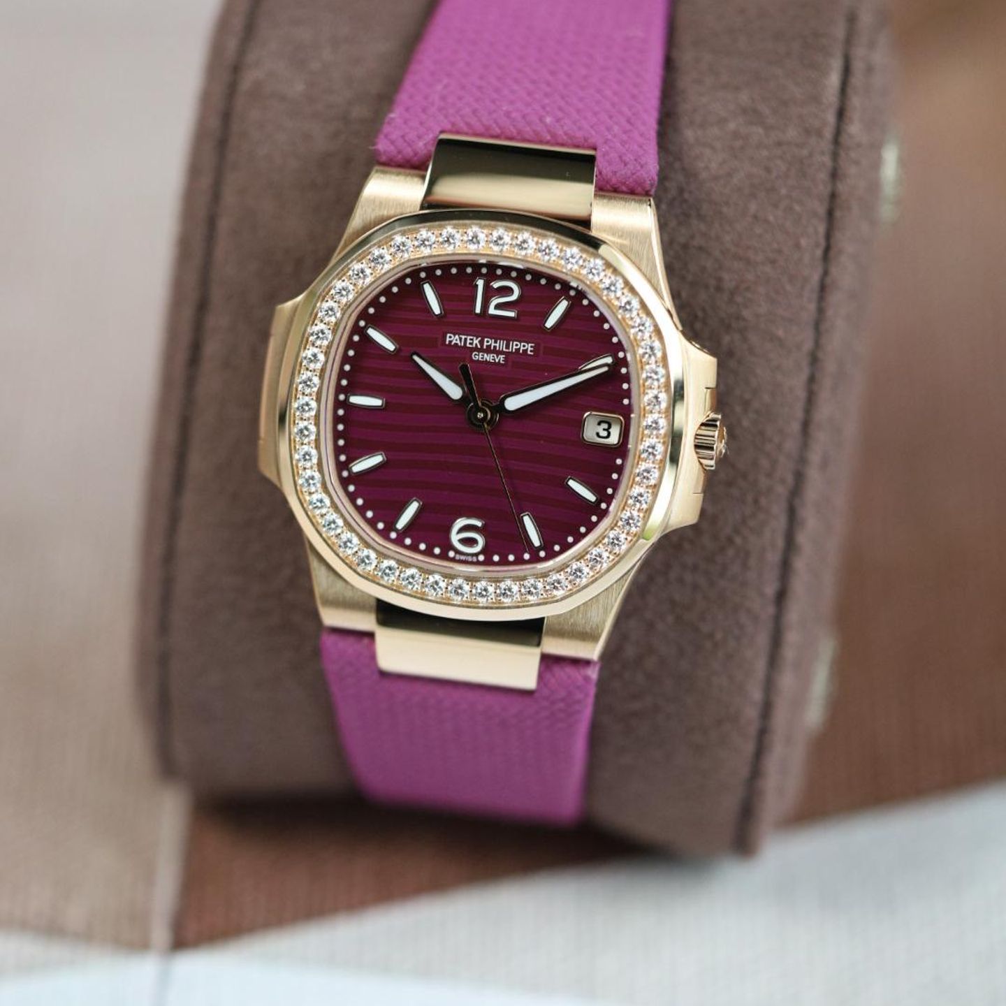 Patek Philippe Nautilus 7010R (2024) - Purple dial 32 mm Rose Gold case (2/3)