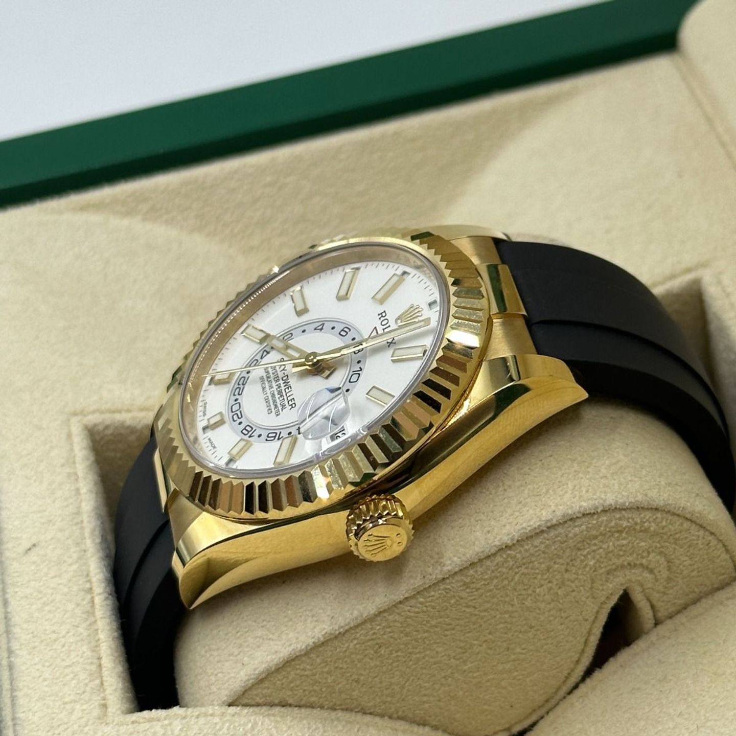 Rolex Sky-Dweller 326238 (2021) - White dial 42 mm Yellow Gold case (6/8)