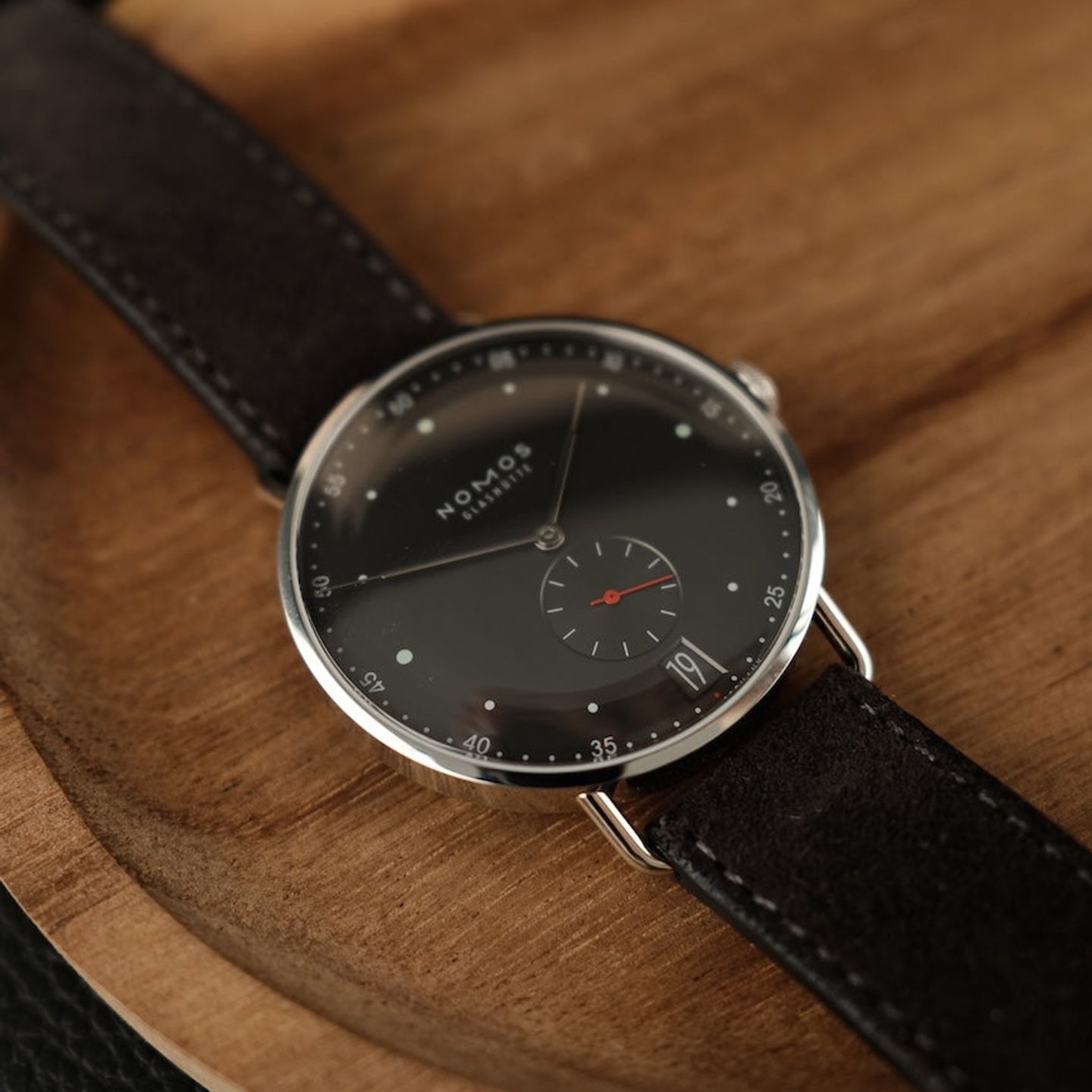 NOMOS Metro 38 Datum 1103 (2024) - Black dial 38 mm Steel case (4/8)