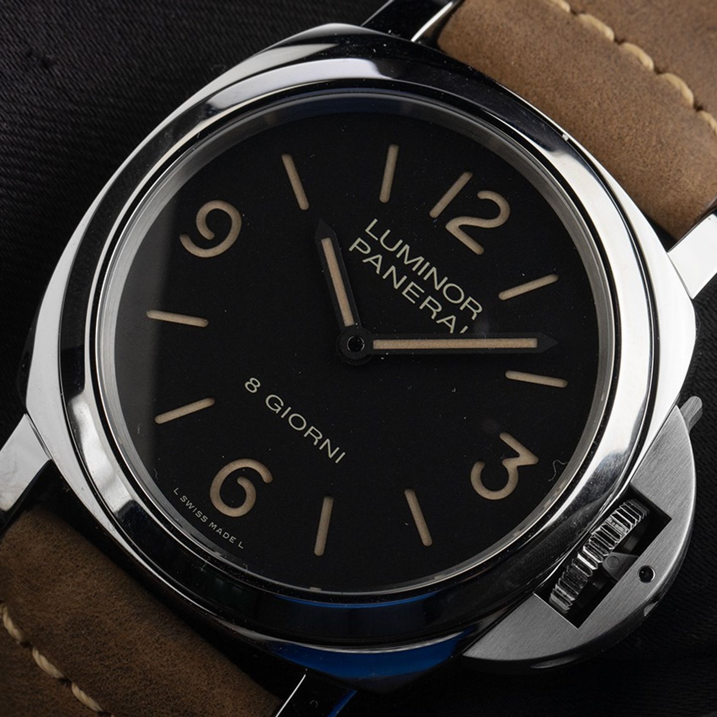 Panerai Luminor Base 8 Days PAM00914 (2026) - Zwart wijzerplaat 44mm Staal (3/8)