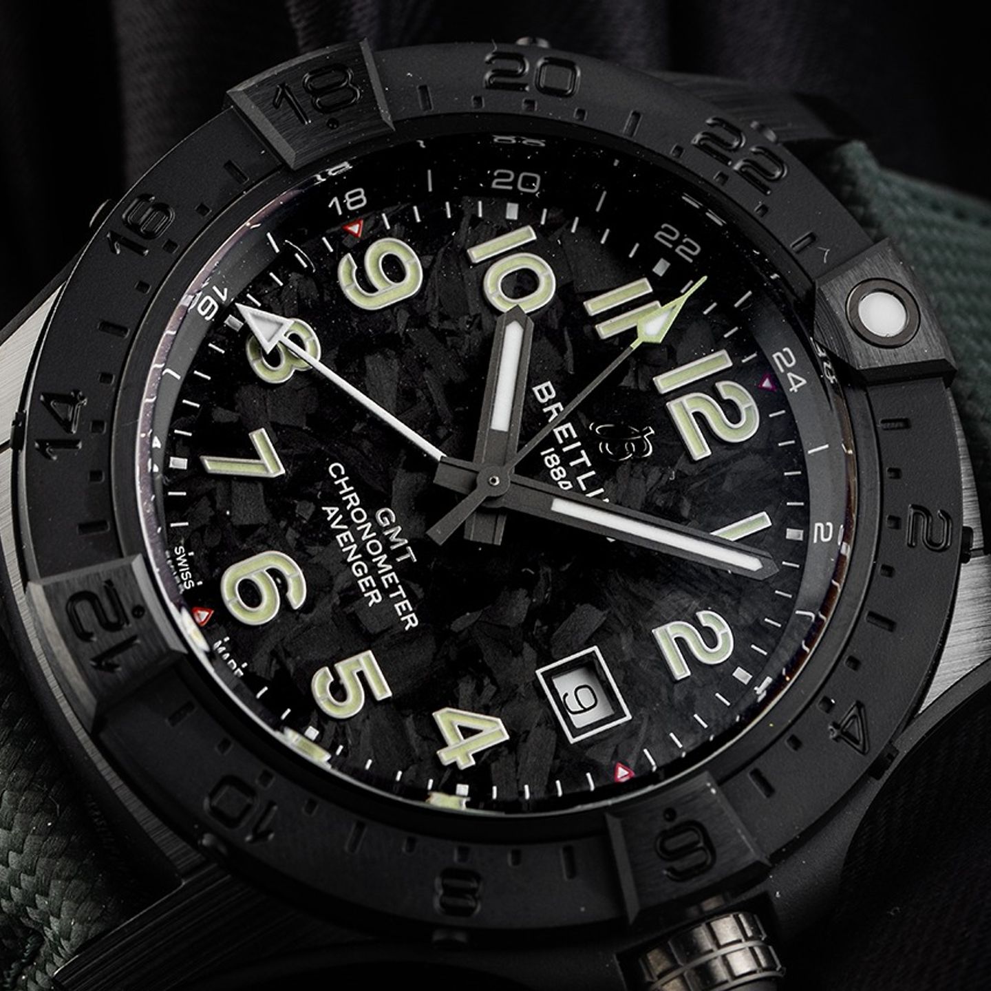 Breitling Avenger S32320101B1X1 (2025) - Black dial 44 mm Ceramic case (3/7)