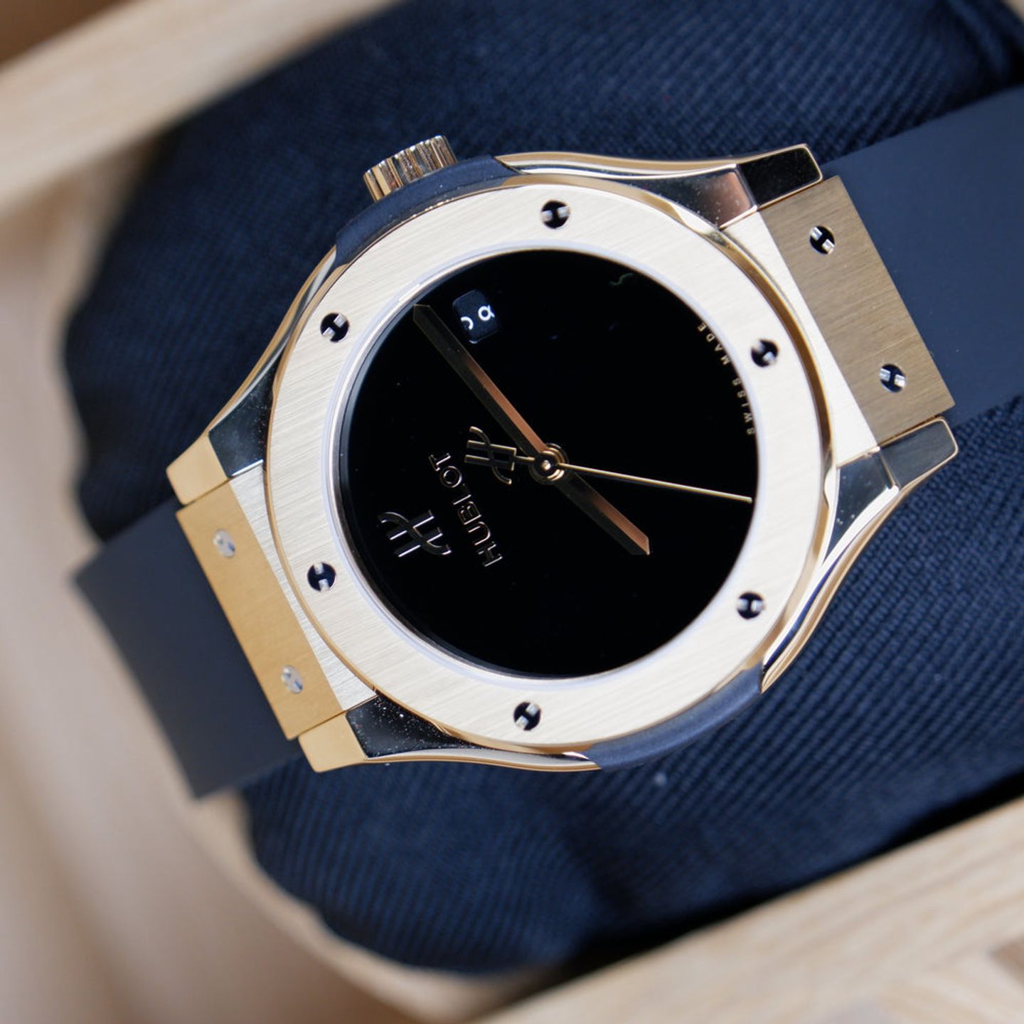 Hublot Classic Fusion 565.VX.1230.RX.MDM (2026) - Black dial 38 mm Yellow Gold case (1/2)