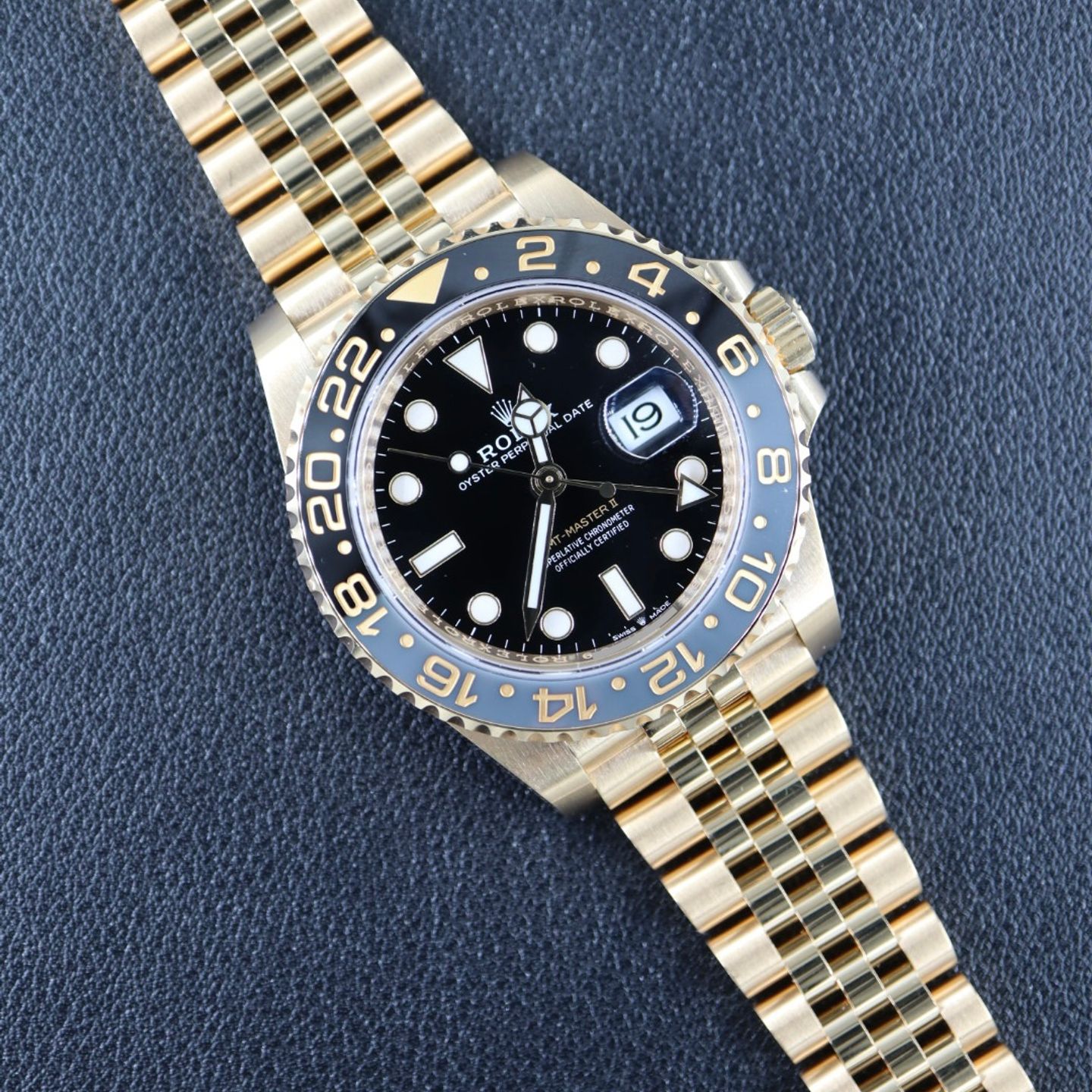 Rolex GMT-Master II 126718GRNR (2024) - Black dial 40 mm Yellow Gold case (2/7)