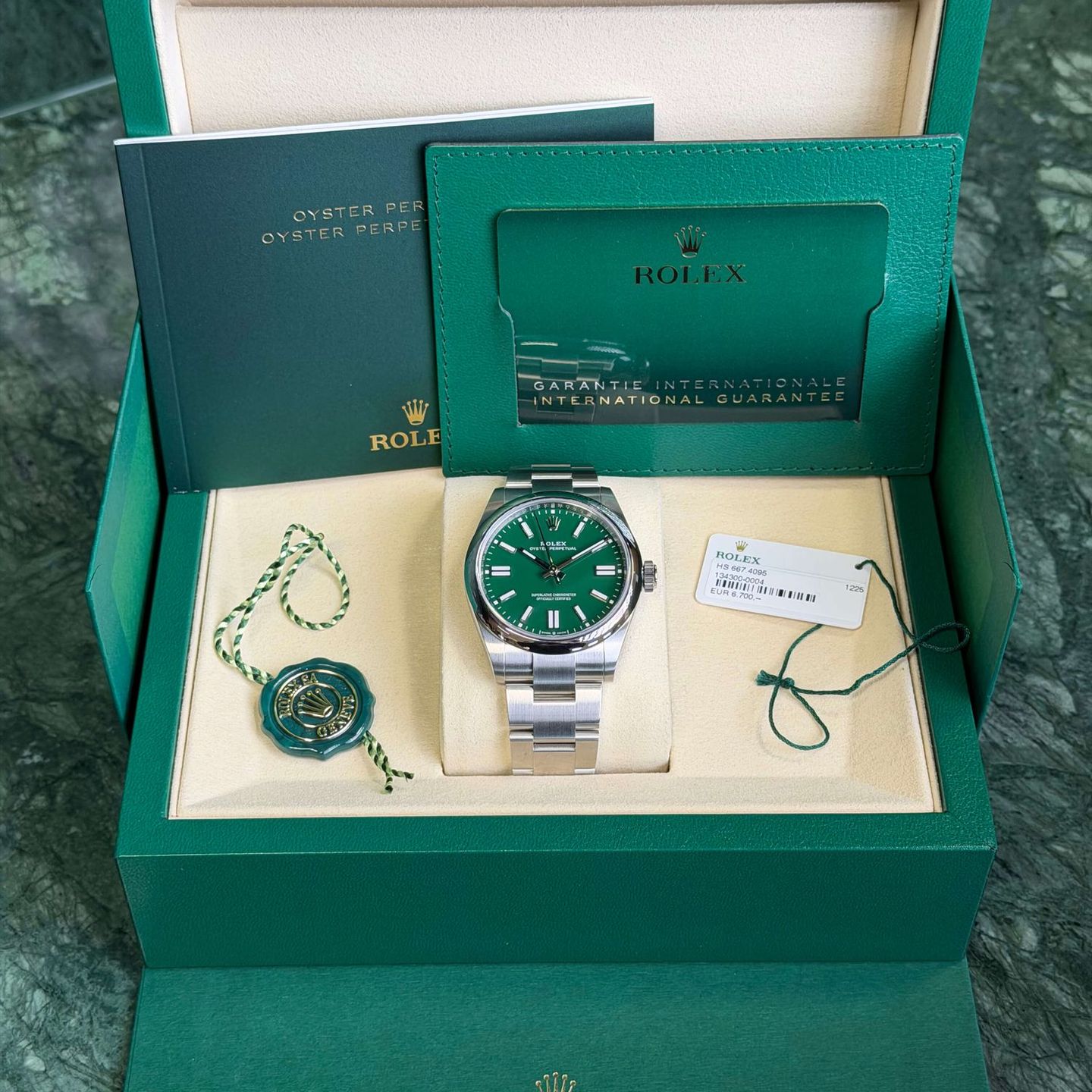 Rolex Oyster Perpetual 41 124300 (2025) - Green dial 41 mm Steel case (2/7)