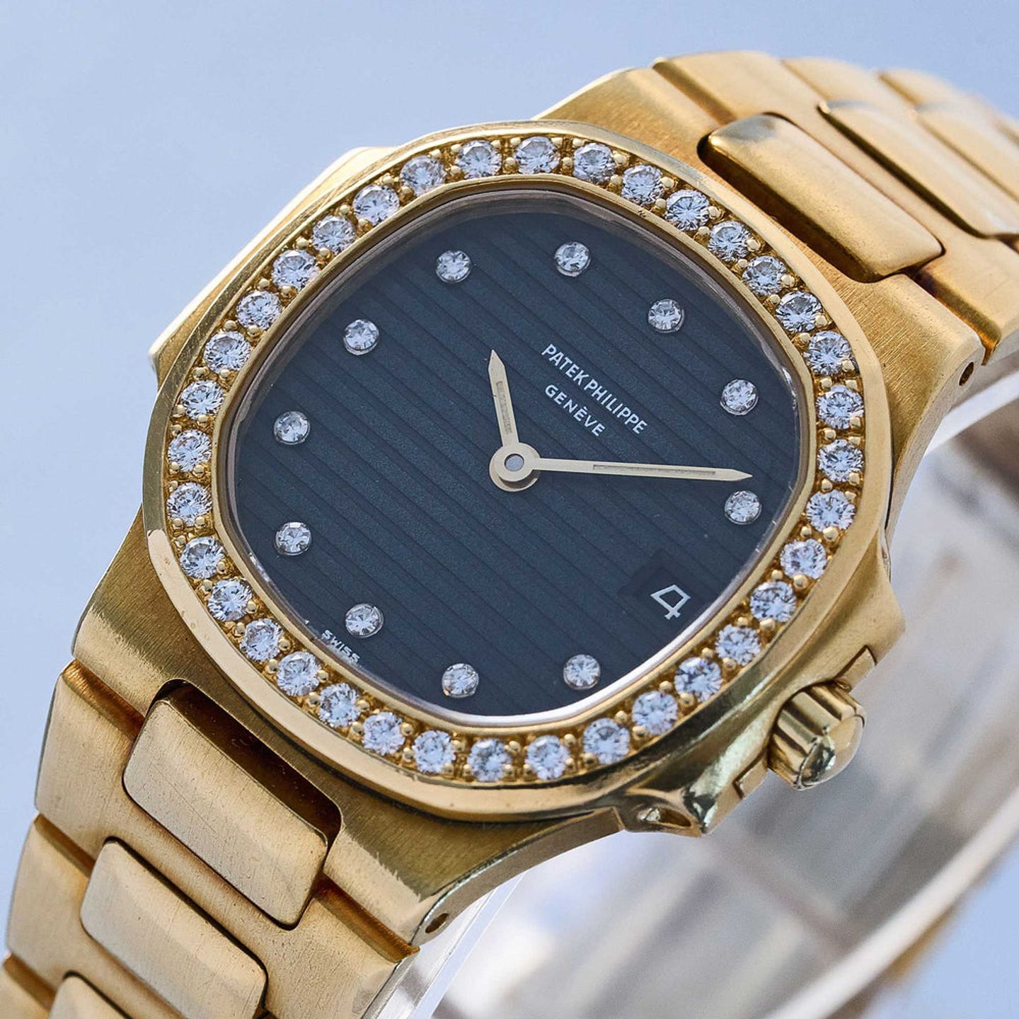 Patek Philippe Nautilus 4700 (1990) - Black dial 27 mm Yellow Gold case (3/10)