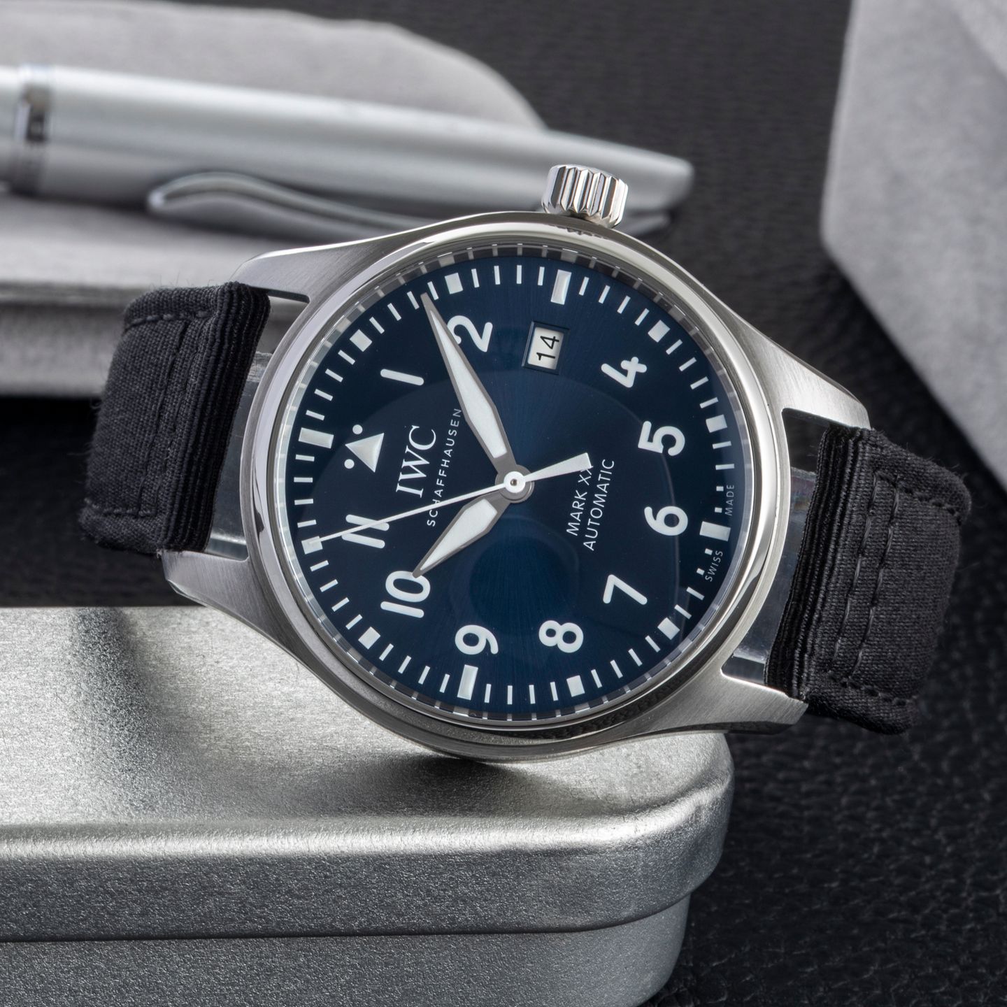 IWC Pilot Mark IW328203 (Unknown (random serial)) - Blue dial 40 mm Steel case (2/8)