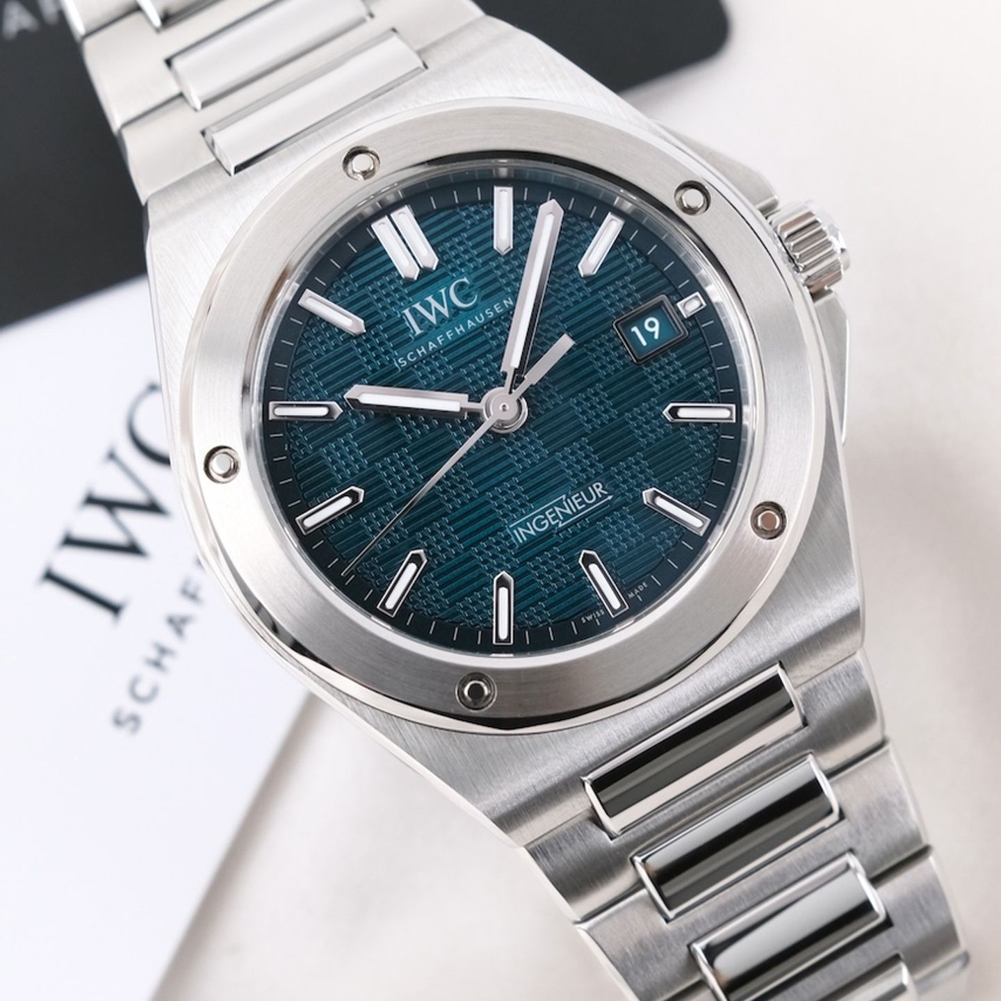 IWC Ingenieur Automatic IW328903 (2026) - Blue dial 40 mm Steel case (4/8)