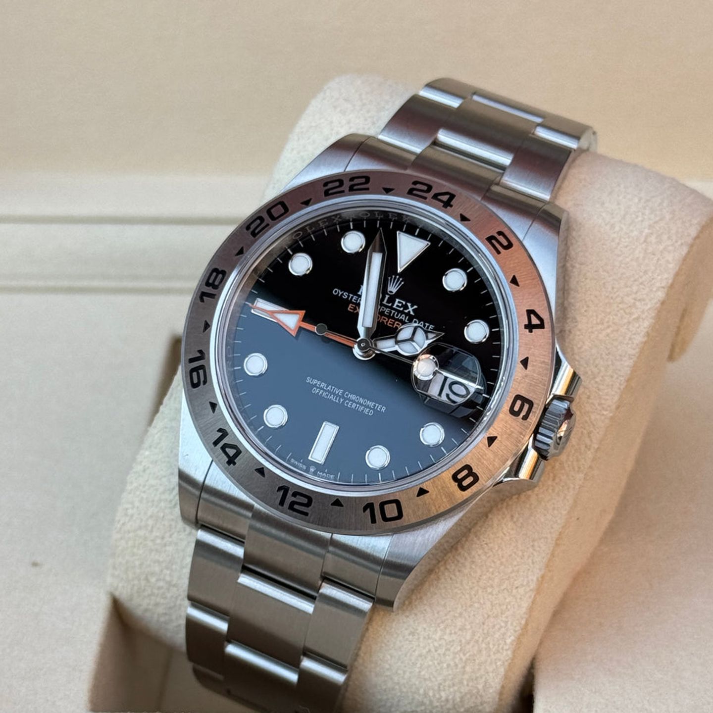 Rolex Explorer II 226570 (2025) - Zwart wijzerplaat 42mm Staal (4/5)