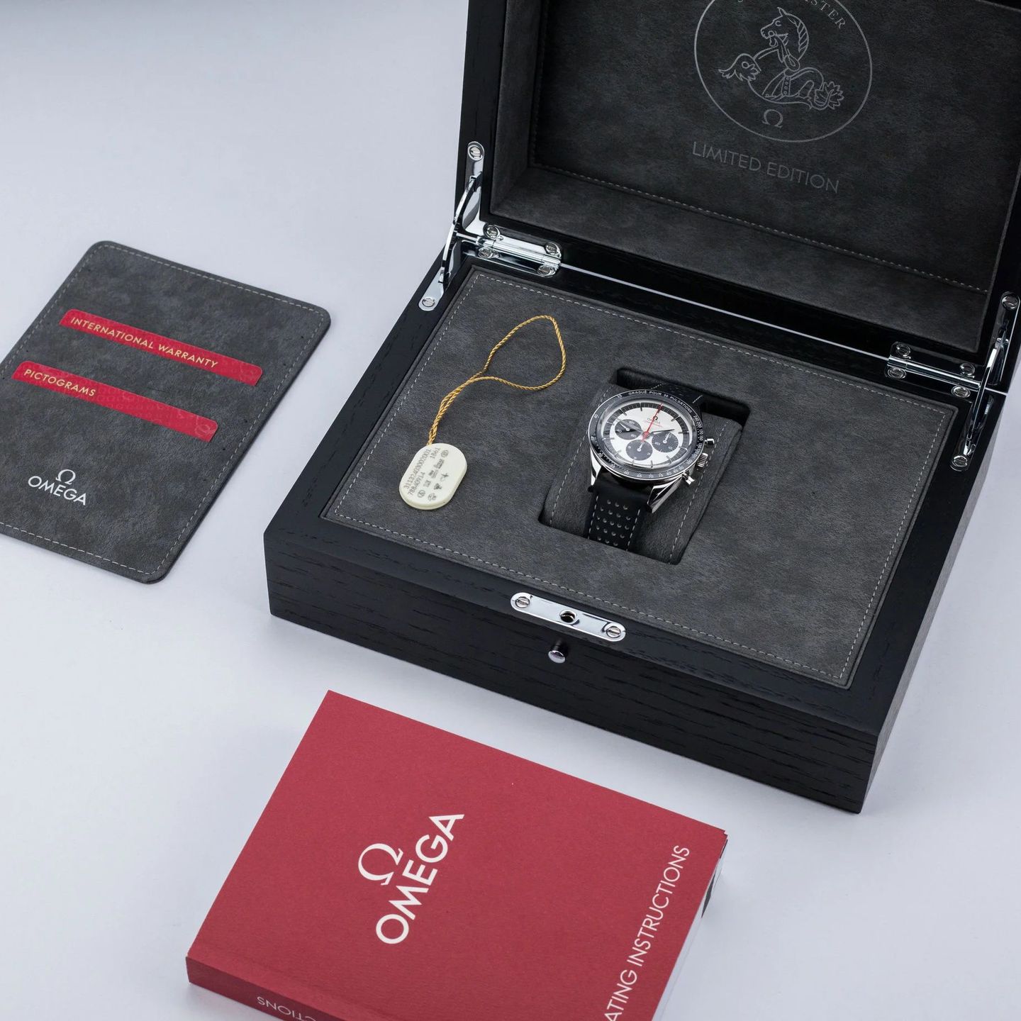 Omega Speedmaster Professional Moonwatch 311.32.40.30.02.001 (2019) - Silver dial 40 mm Steel case (2/4)