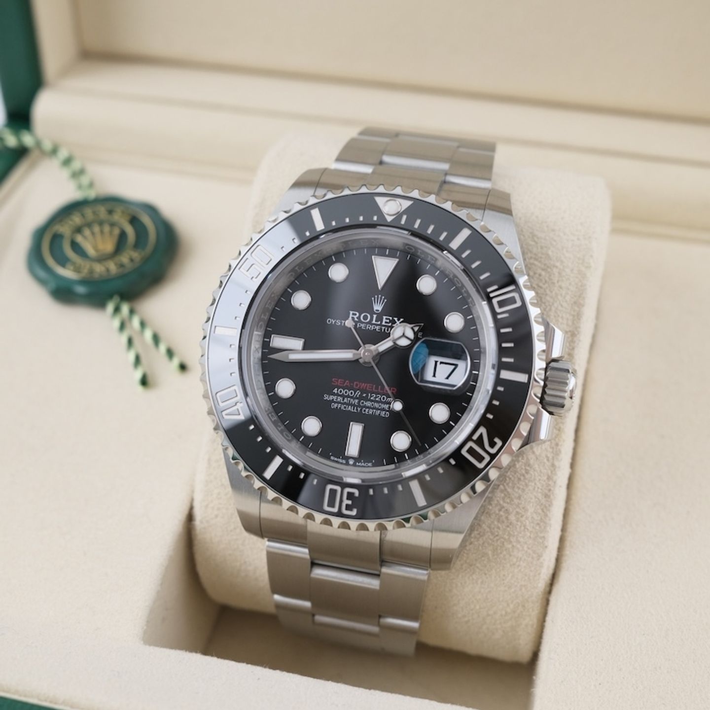 Rolex Sea-Dweller 126600 (2025) - Black dial 43 mm Steel case (2/8)