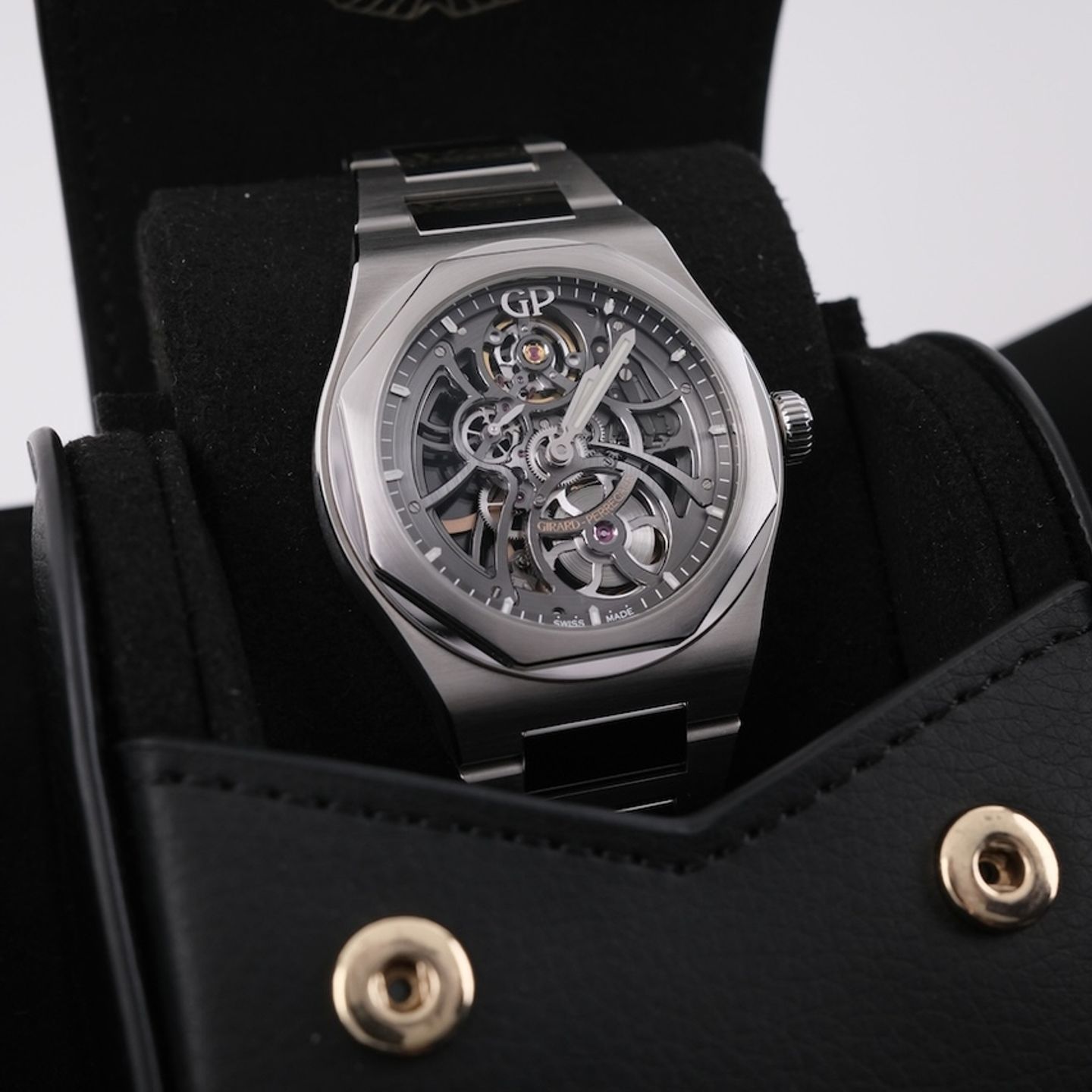 Girard-Perregaux Laureato 81015-11-001-11A (2022) - 43 mm Steel case (2/8)