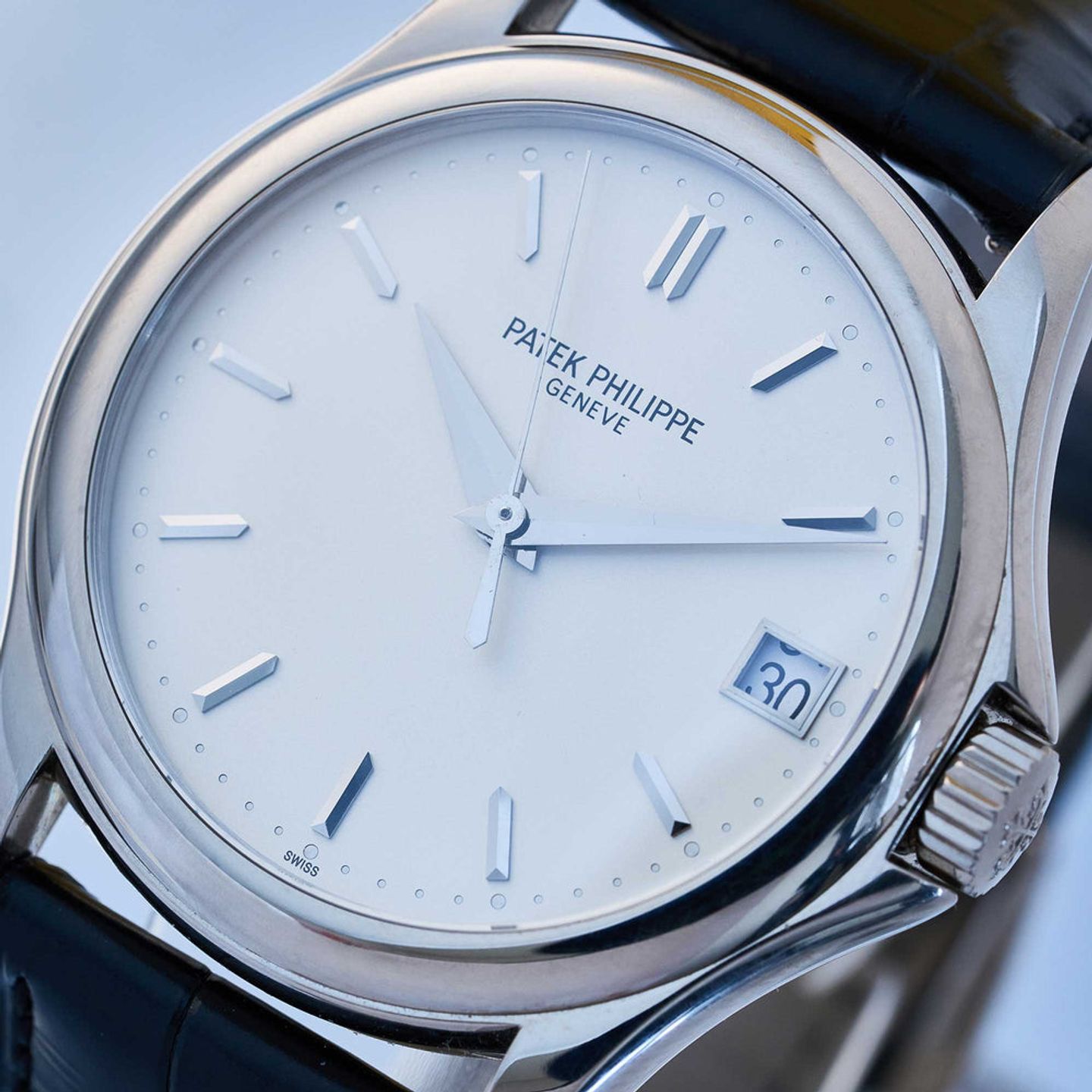 Patek Philippe Calatrava 5127G-001 (2012) - Silver dial 37 mm White Gold case (2/6)