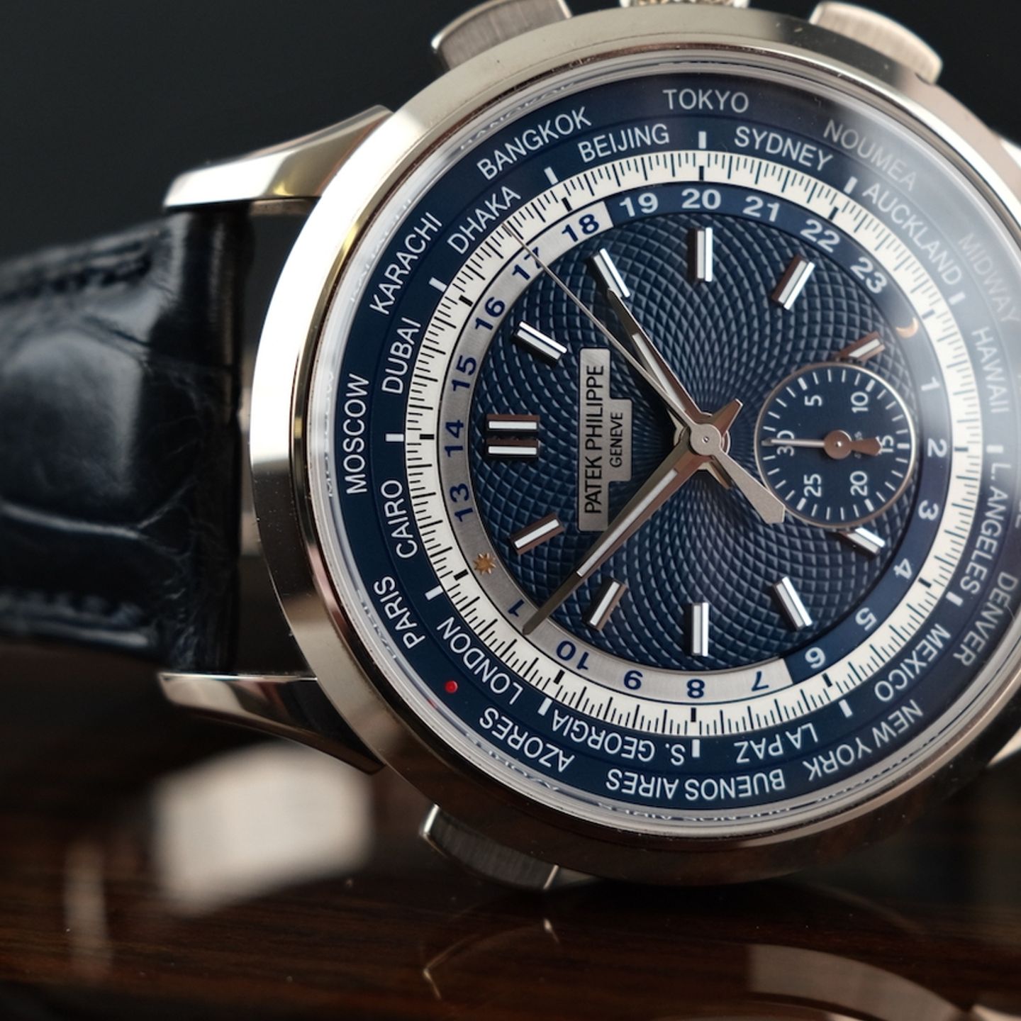 Patek Philippe World Time Chronograph 5930G-010 (2022) - Blue dial 40 mm White Gold case (4/8)
