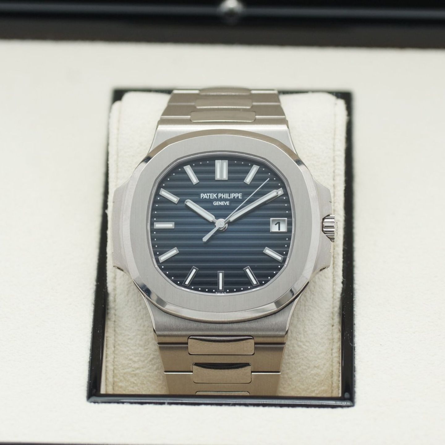Patek Philippe Nautilus 5811 (2024) - Blue dial 41 mm White Gold case (1/8)