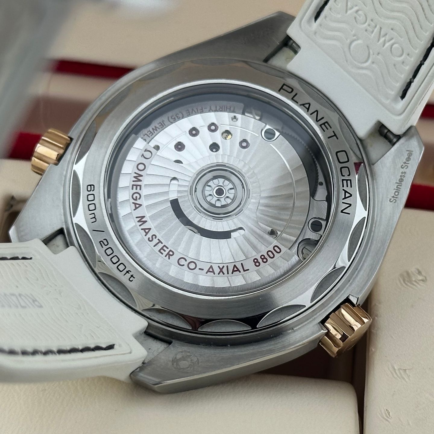Omega Seamaster Planet Ocean 215.23.40.20.04.001 (2017) - White dial 40 mm Steel case (2/8)