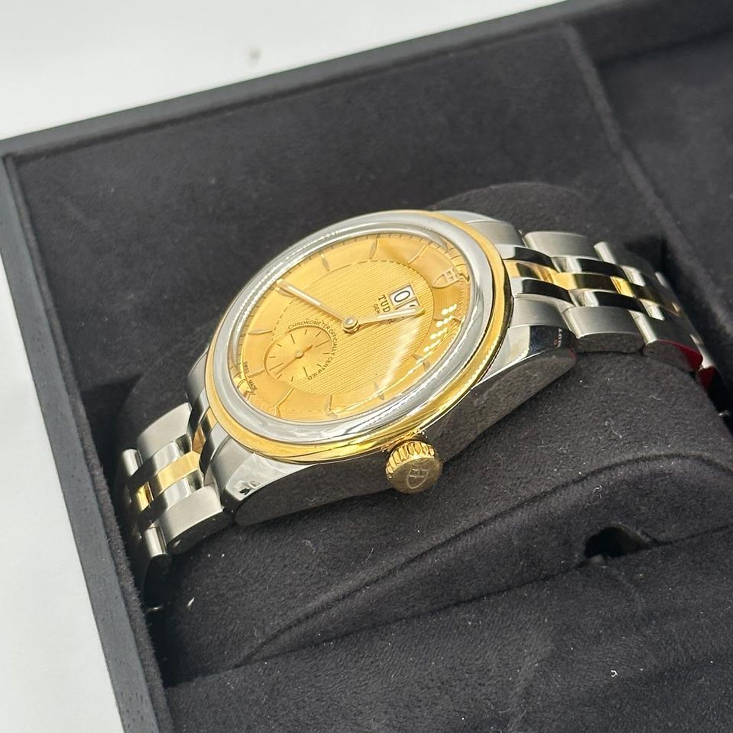 Tudor Glamour 57103 (2024) - 42mm Goud/Staal (5/10)