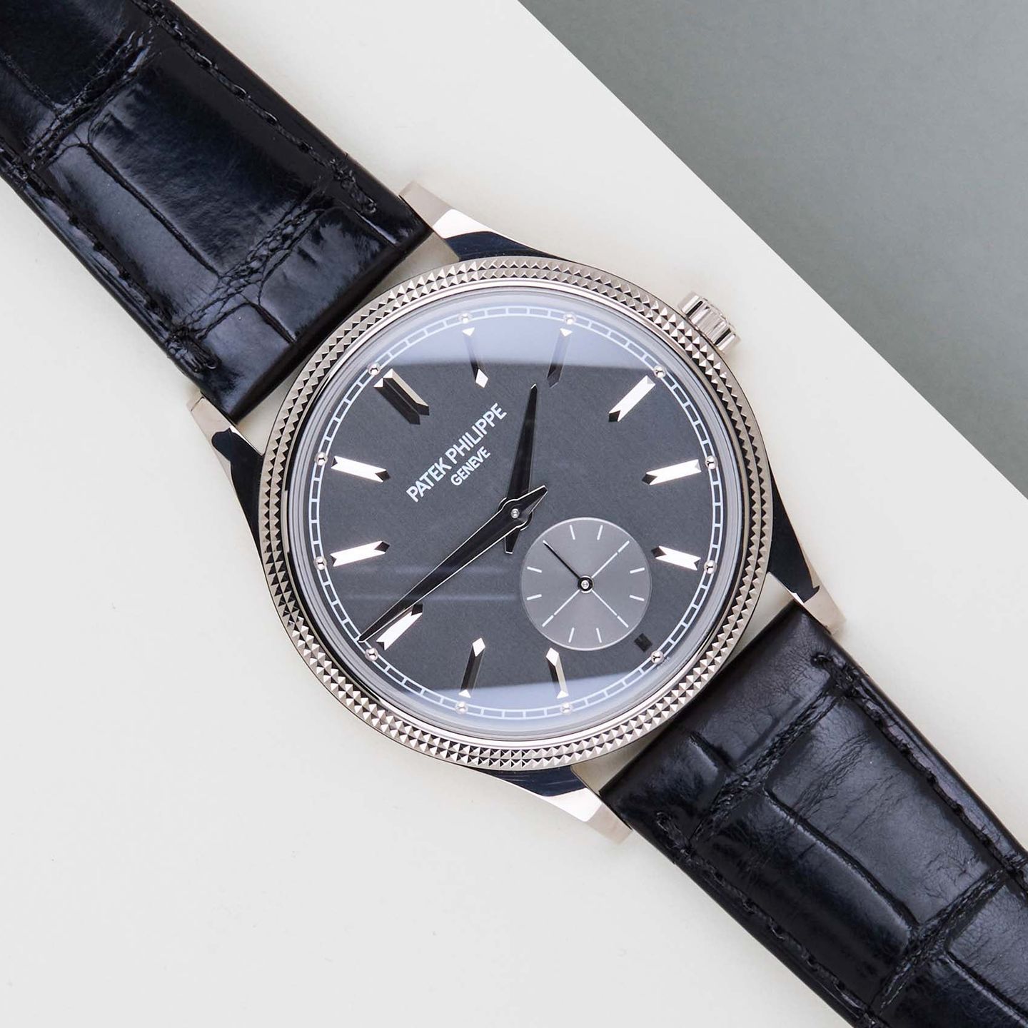 Patek Philippe Calatrava 6119G-001 (2022) - Grey dial 39 mm White Gold case (1/8)