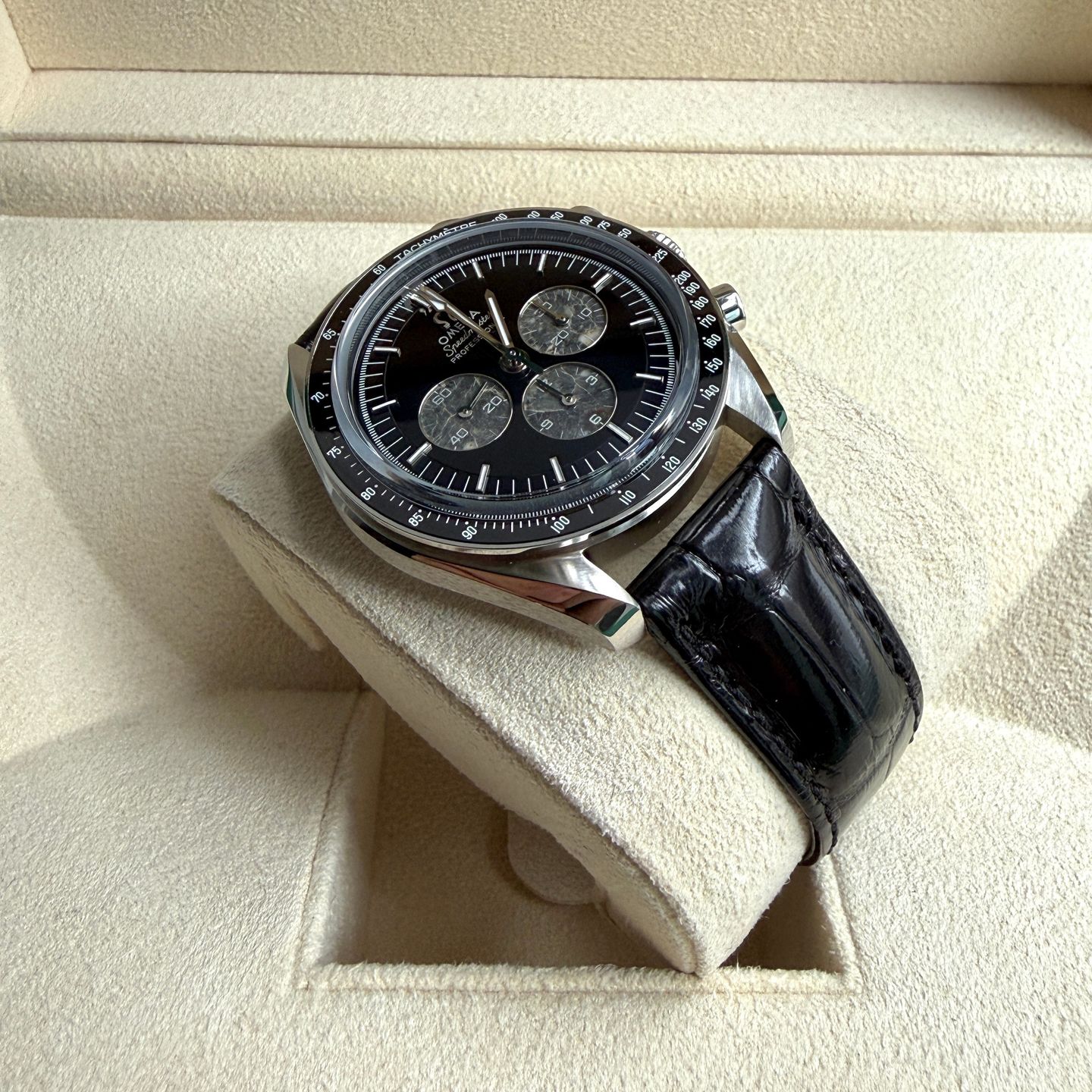 Omega Speedmaster Professional Moonwatch 311.93.42.30.99.001 (2023) - Black dial 42 mm Platinum case (6/14)