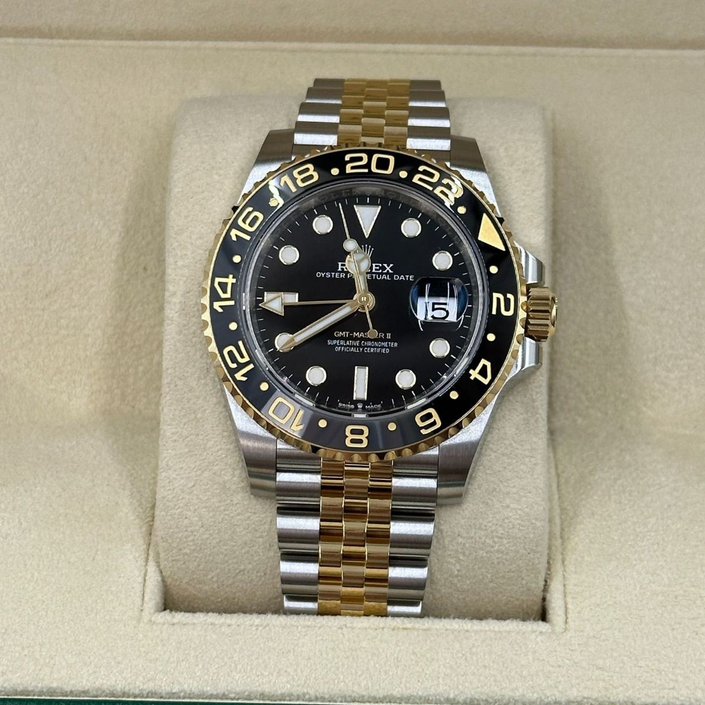 Rolex GMT-Master II 126713GRNR (2024) - Black dial 40 mm Gold/Steel case (5/8)